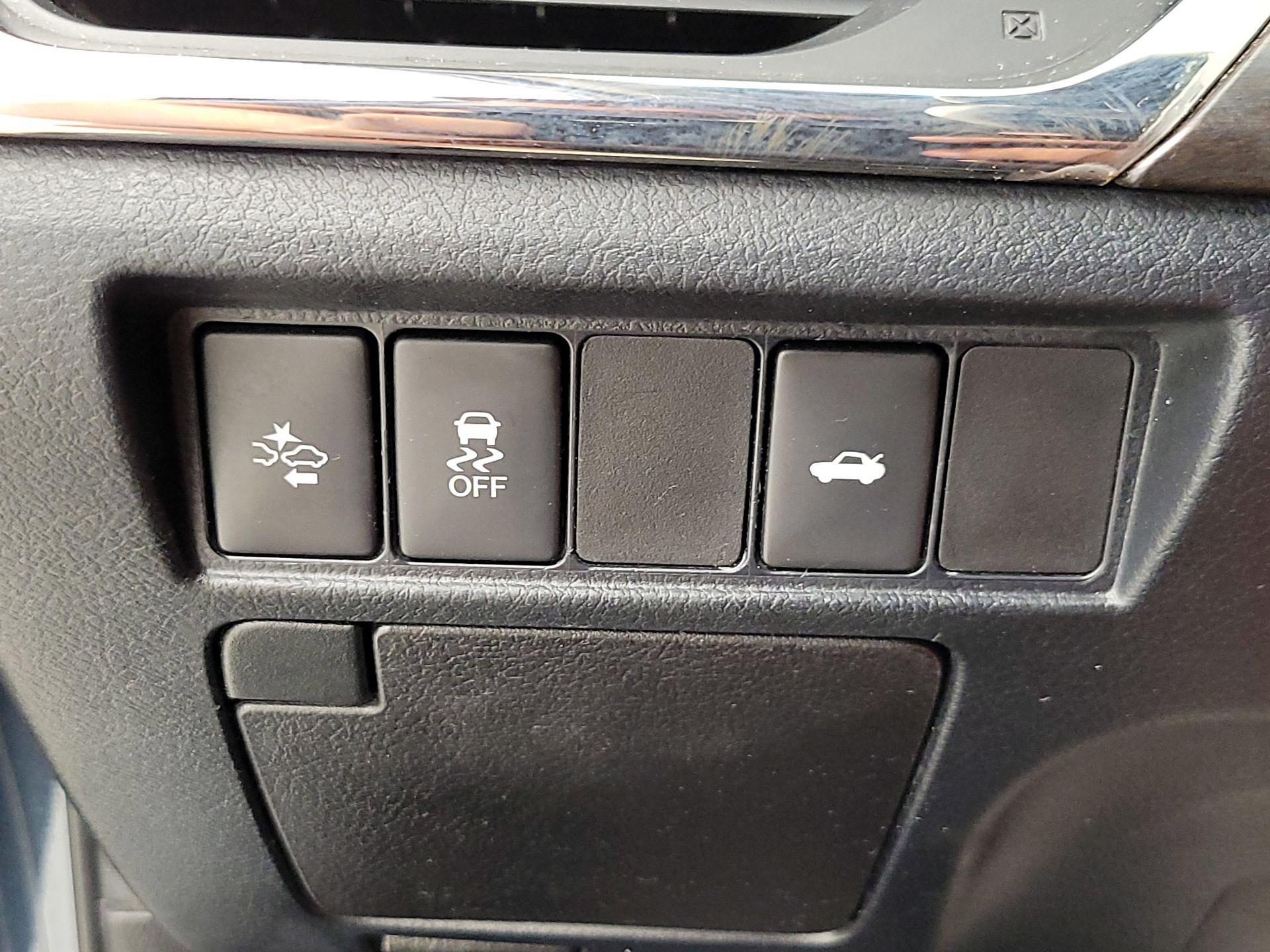 Thumbnail: 2017 Toyota Avalon - 13