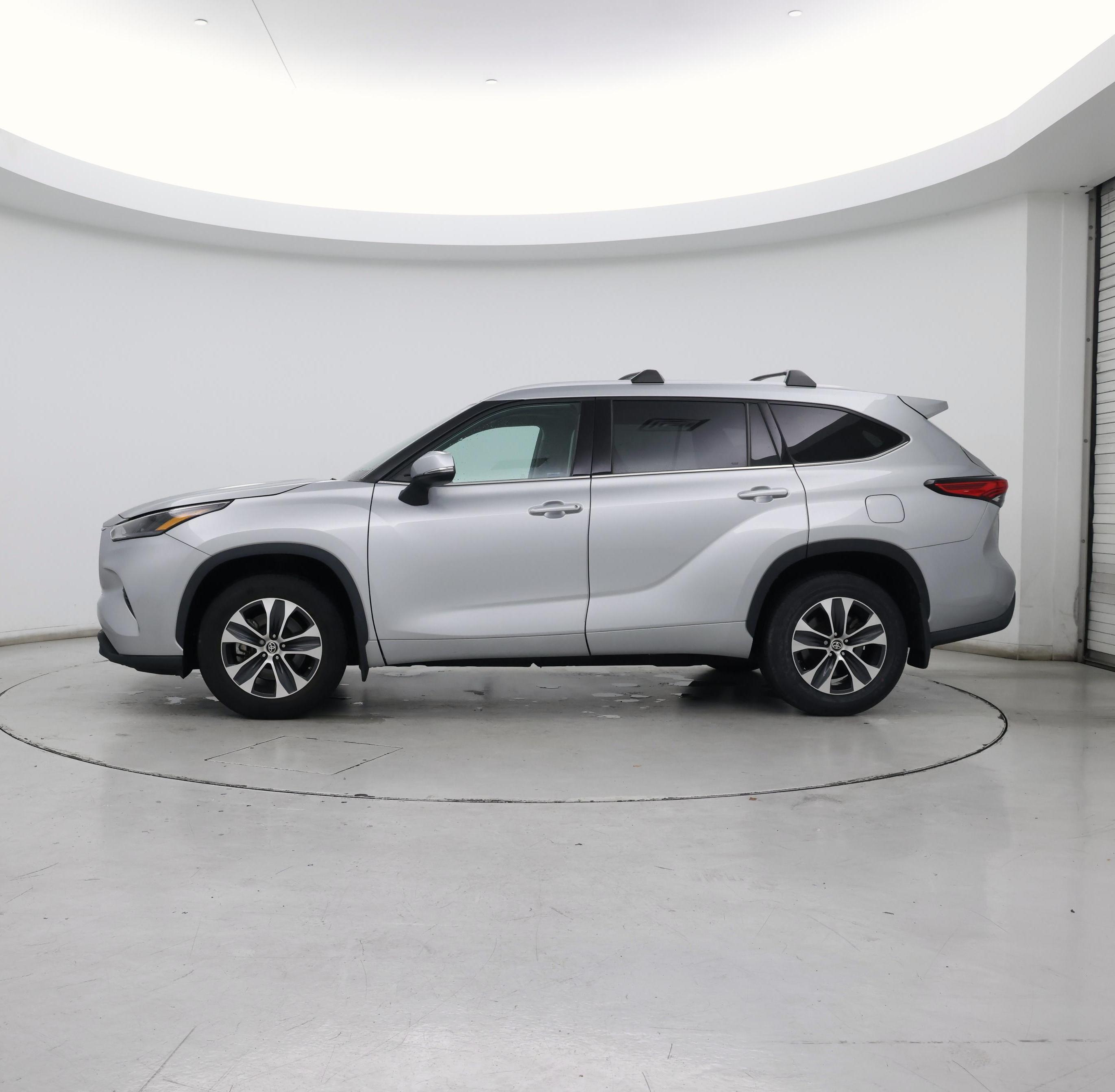 Thumbnail: 2022 Toyota Highlander - 3