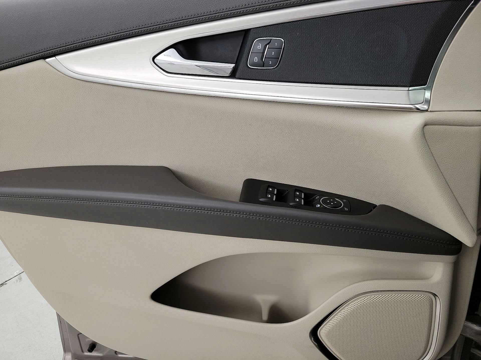 Thumbnail: 2019 Lincoln Nautilus - 12