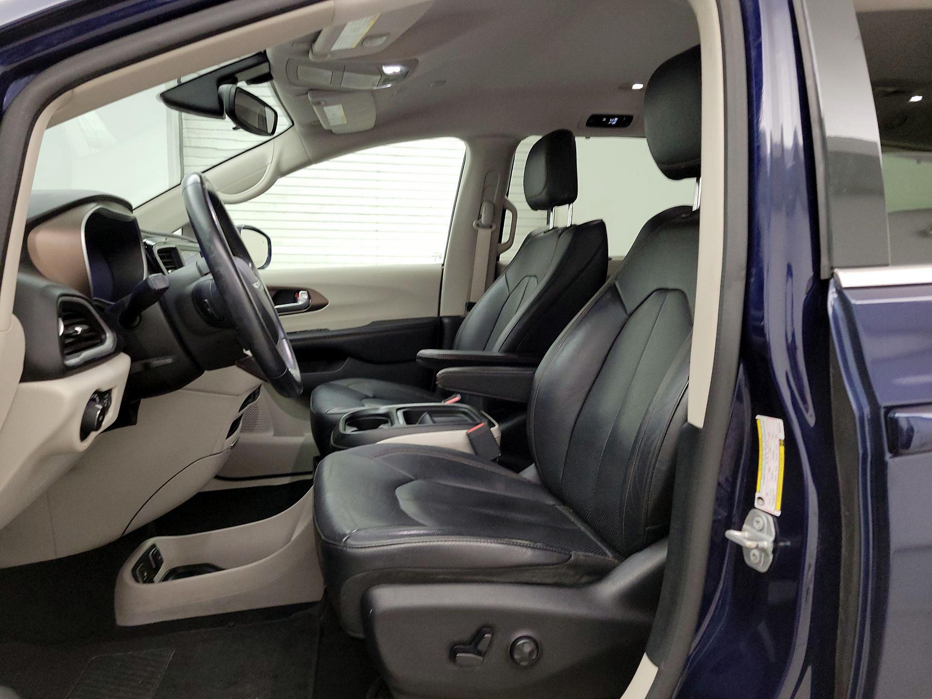 Thumbnail: 2018 Chrysler Pacifica - 11