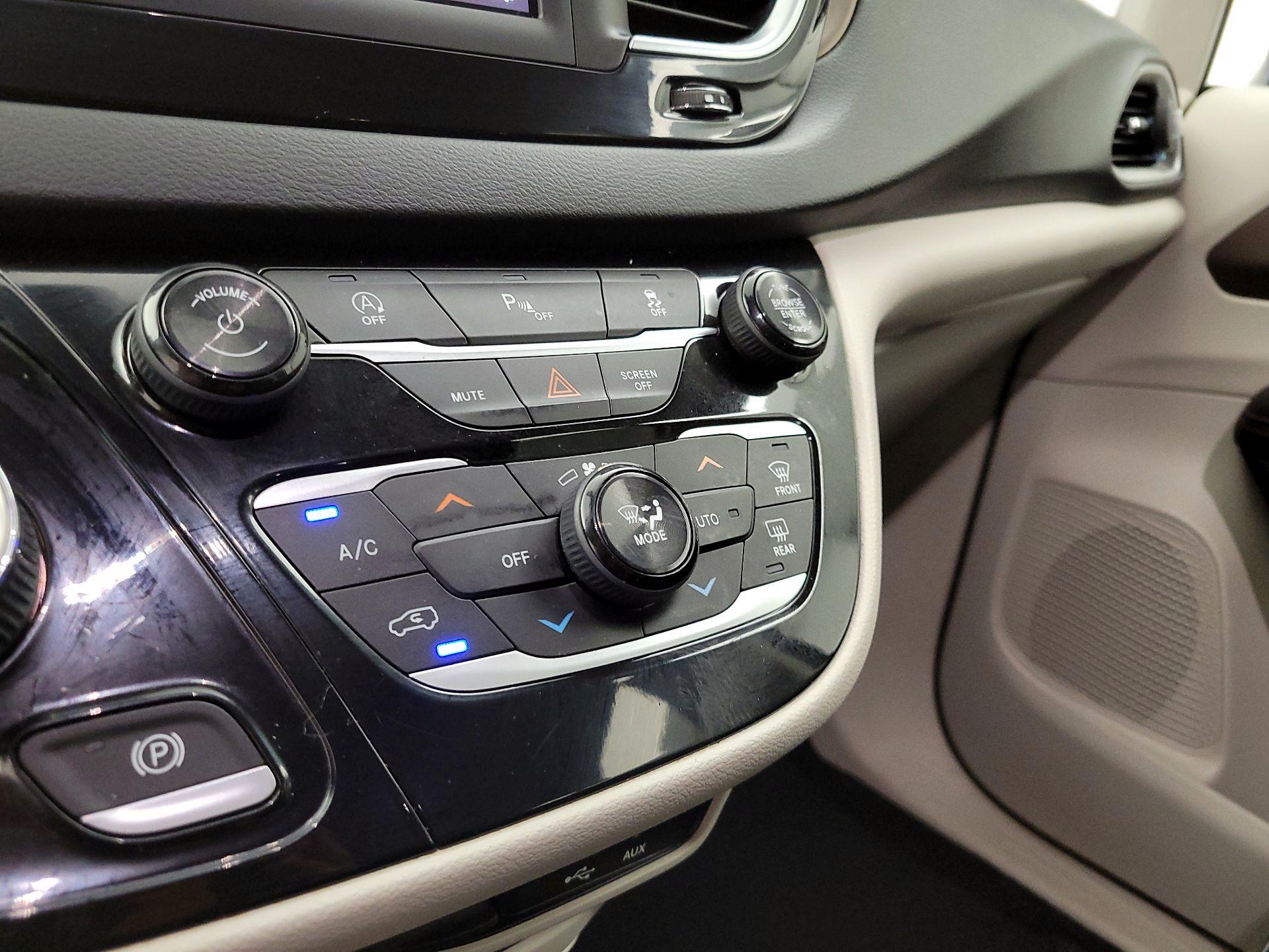Thumbnail: 2018 Chrysler Pacifica - 16