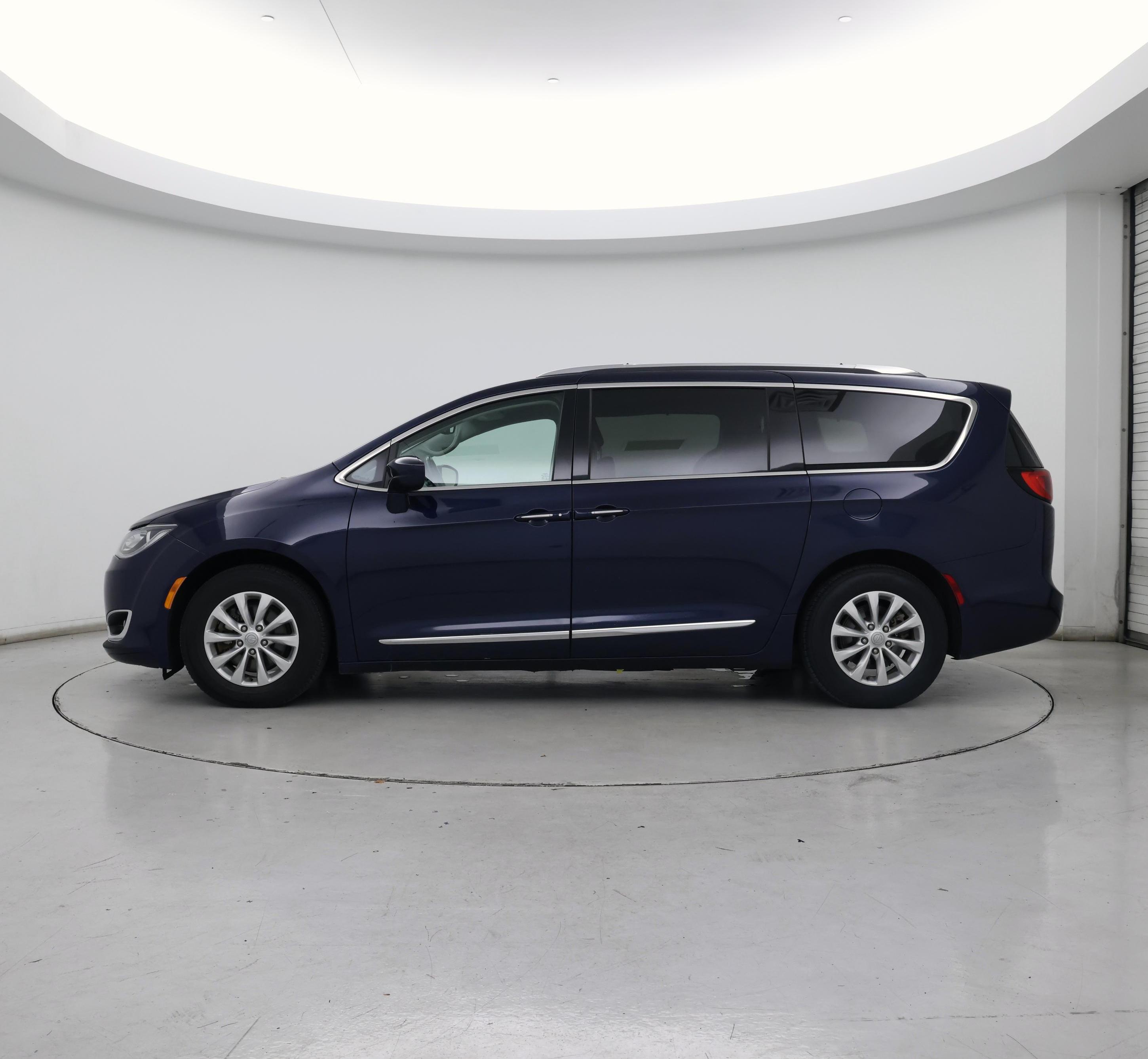 Thumbnail: 2018 Chrysler Pacifica - 3