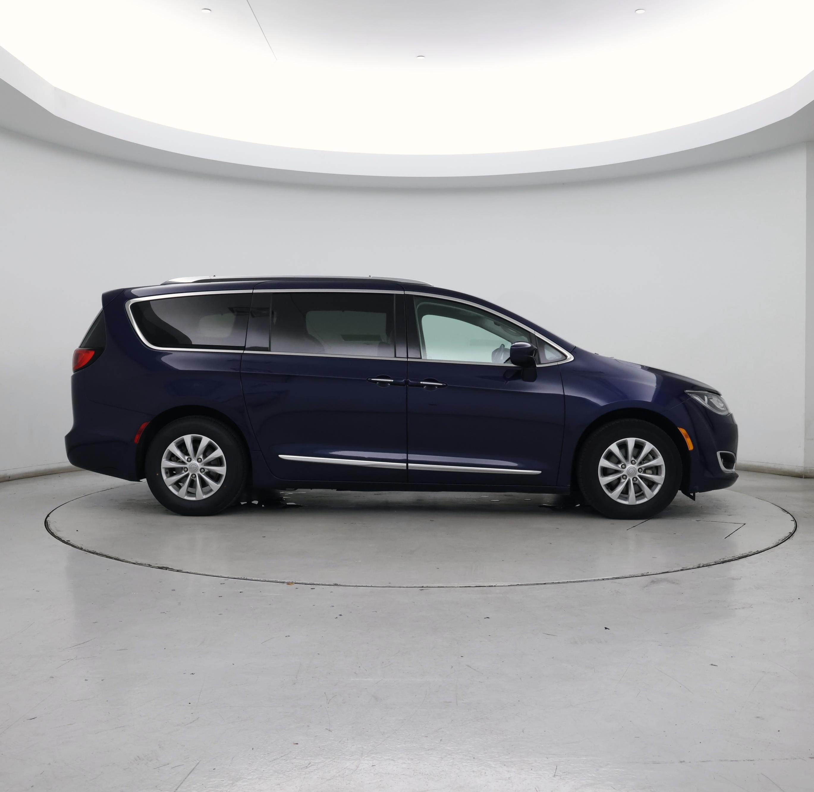 Thumbnail: 2018 Chrysler Pacifica - 7