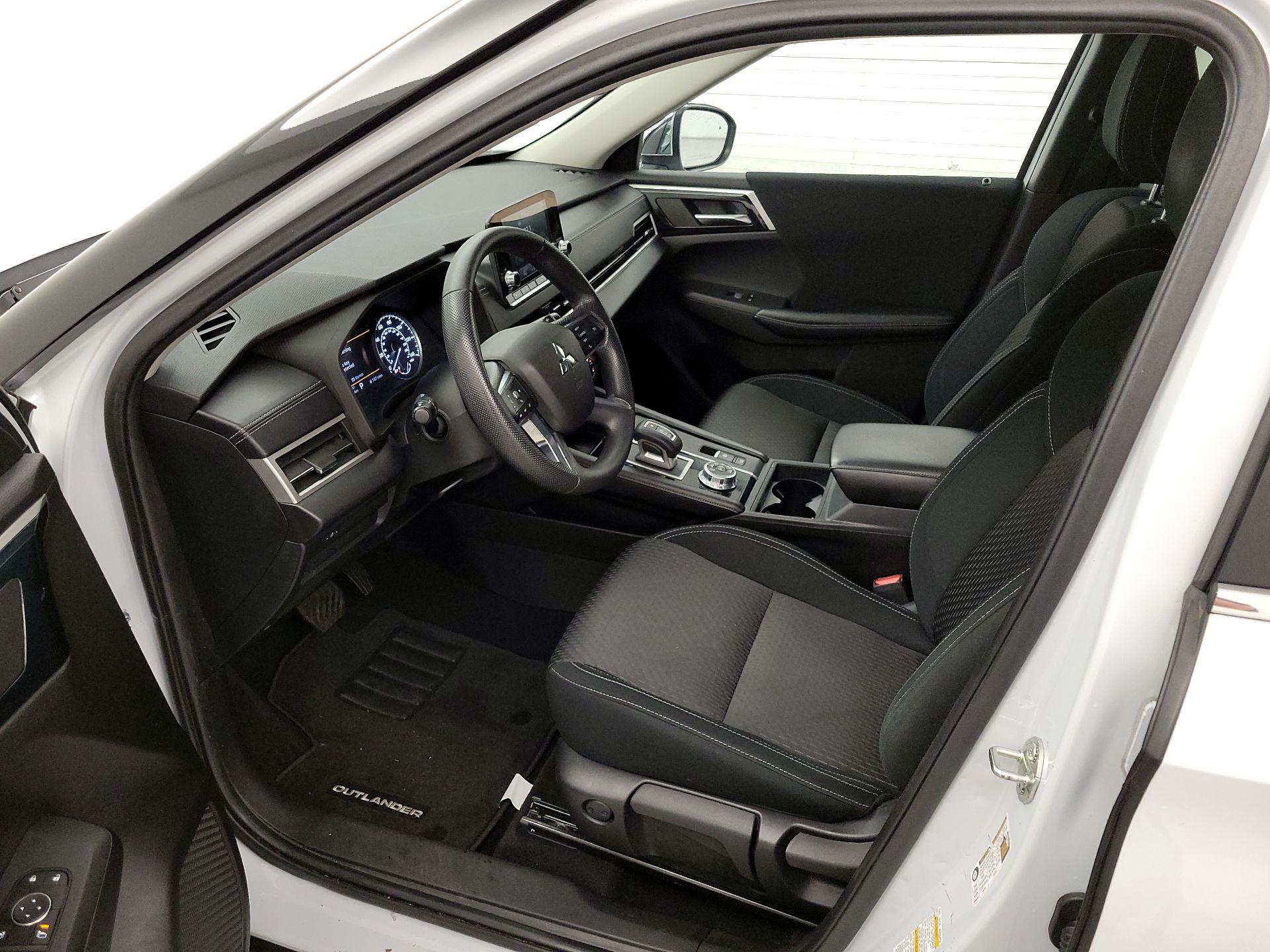 Thumbnail: 2022 Mitsubishi Outlander - 11