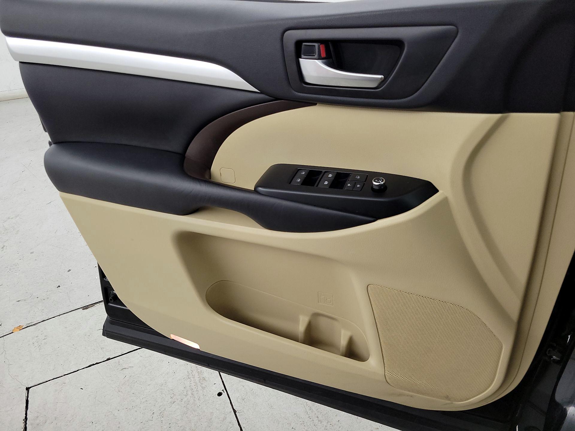Thumbnail: 2019 Toyota Highlander - 12