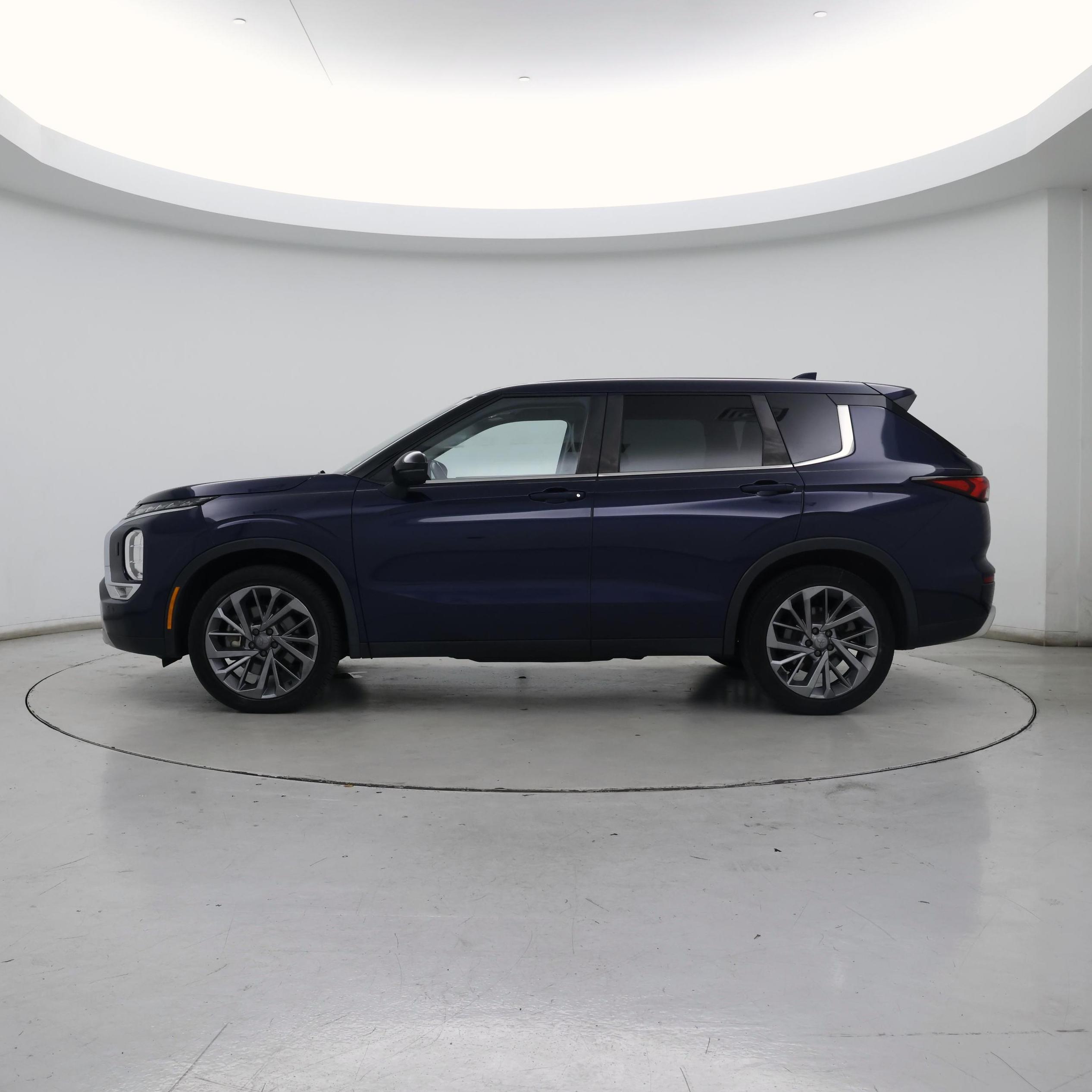 Thumbnail: 2022 Mitsubishi Outlander - 3