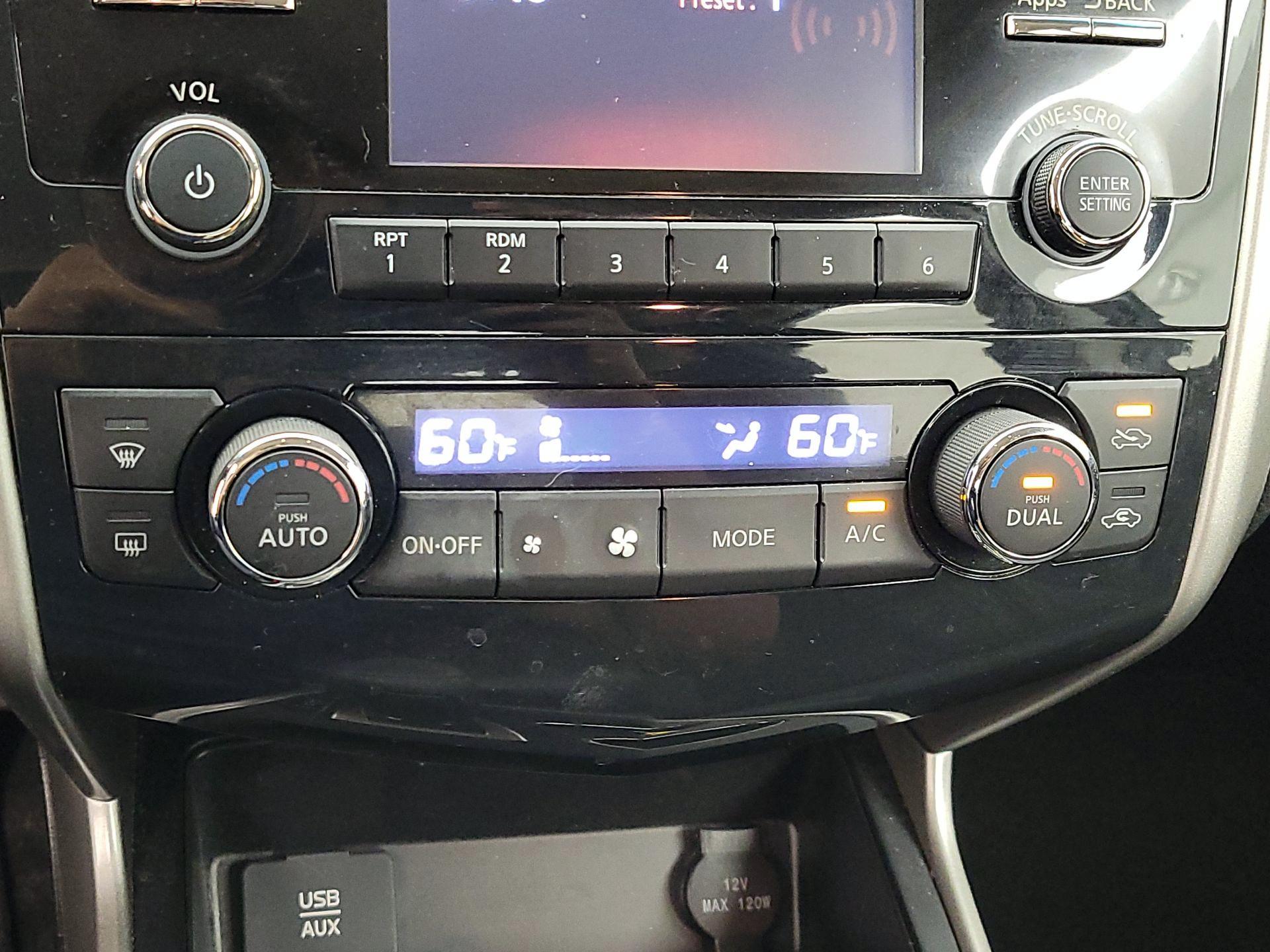 Thumbnail: 2015 Nissan Altima - 16