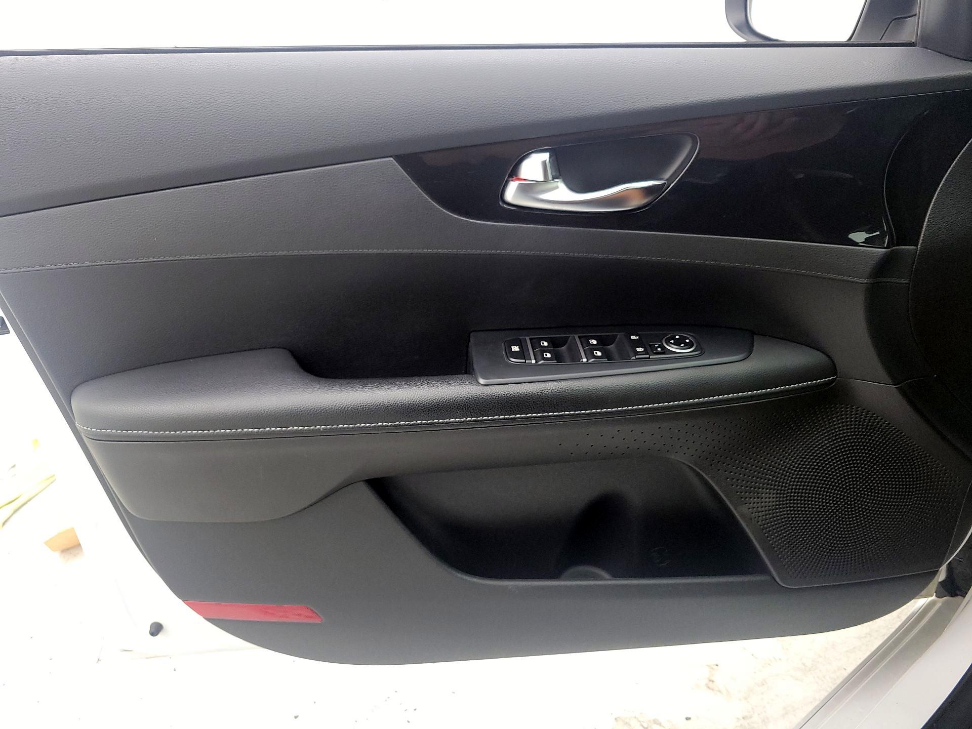Thumbnail: 2021 Kia Forte - 12