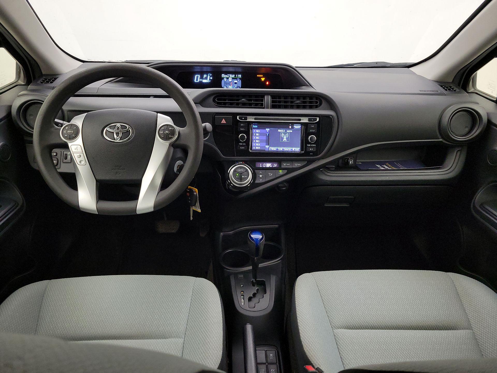 Thumbnail: 2015 Toyota Prius c - 9