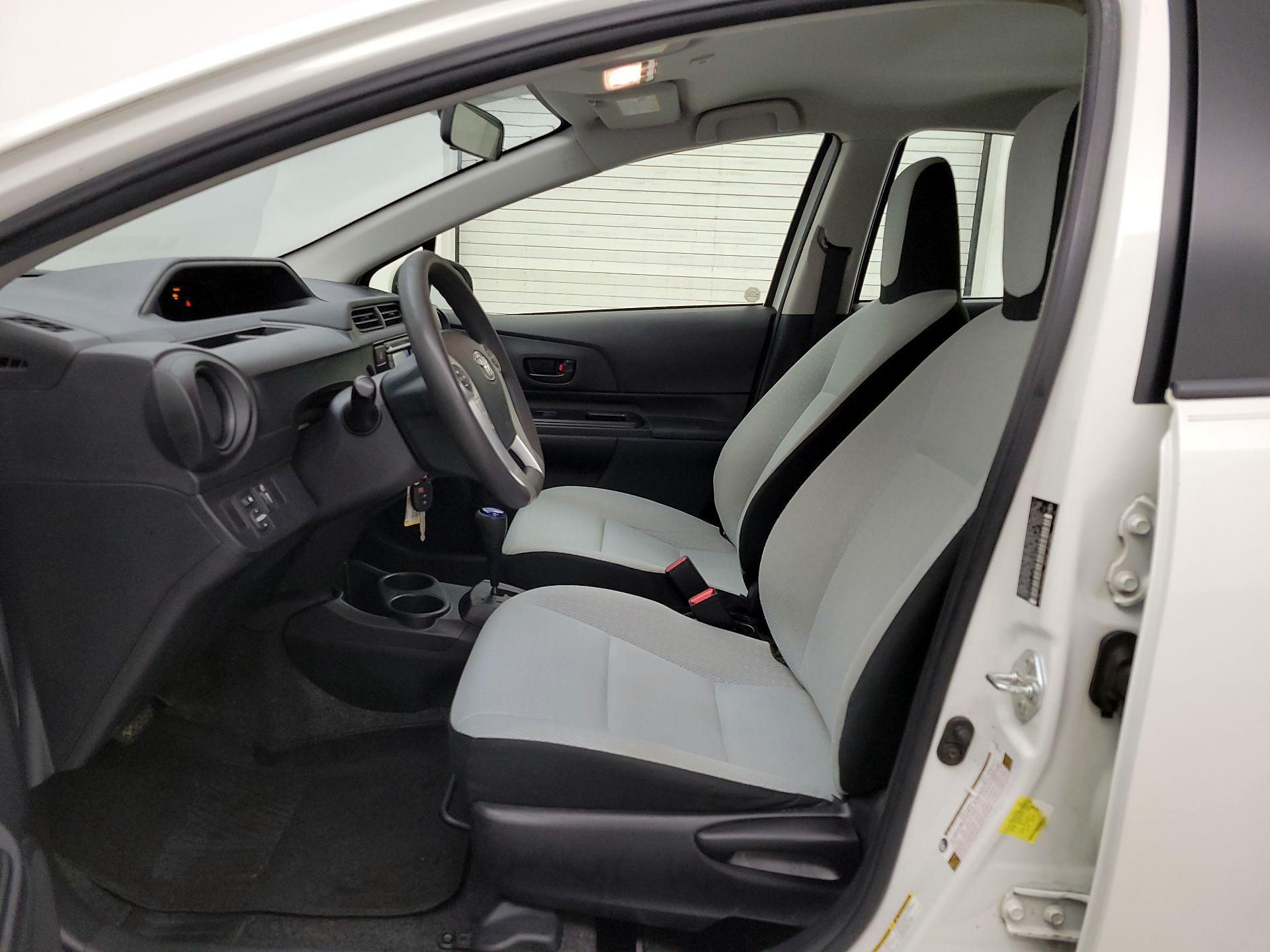 Thumbnail: 2015 Toyota Prius c - 11