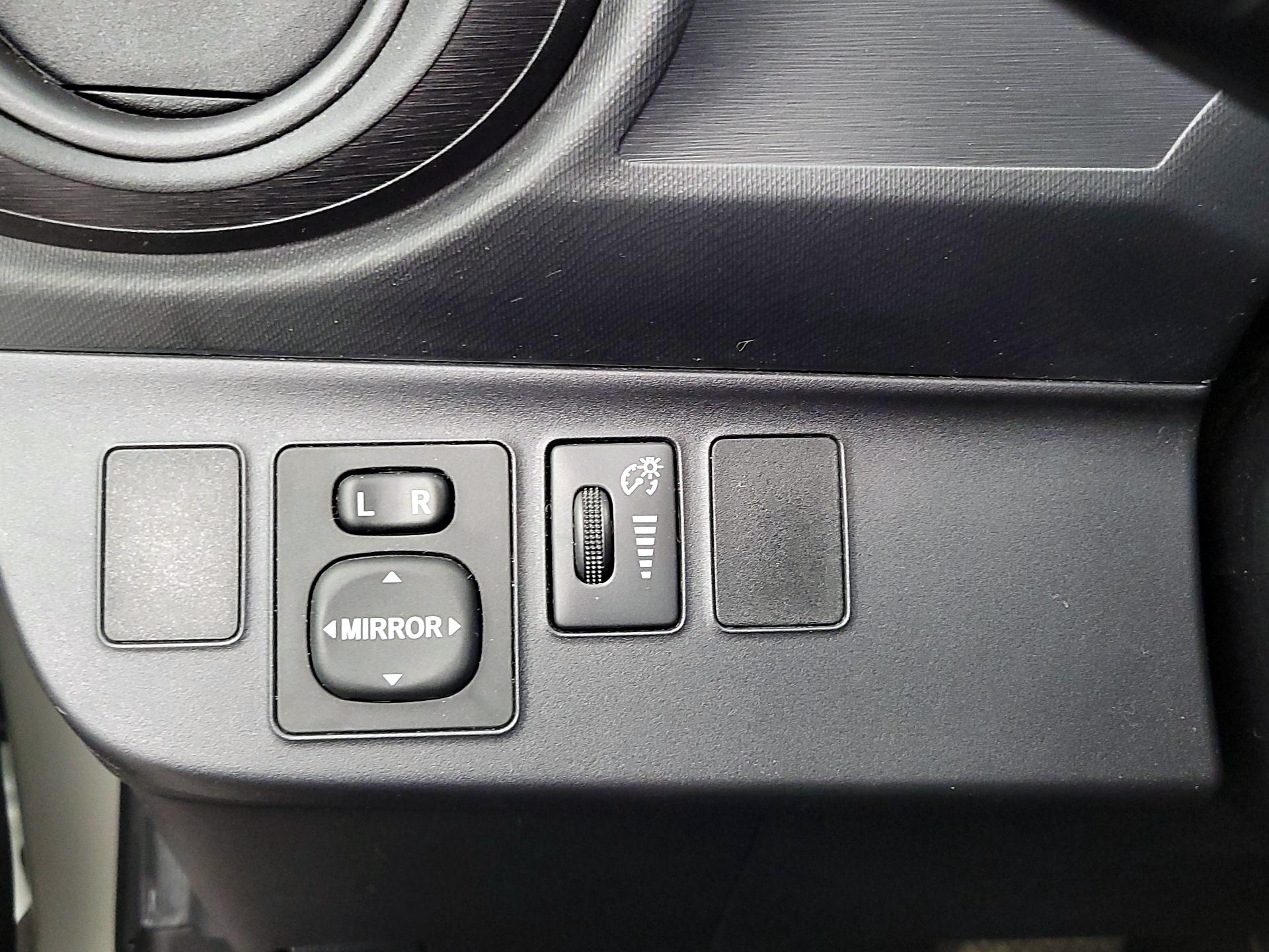Thumbnail: 2015 Toyota Prius c - 13