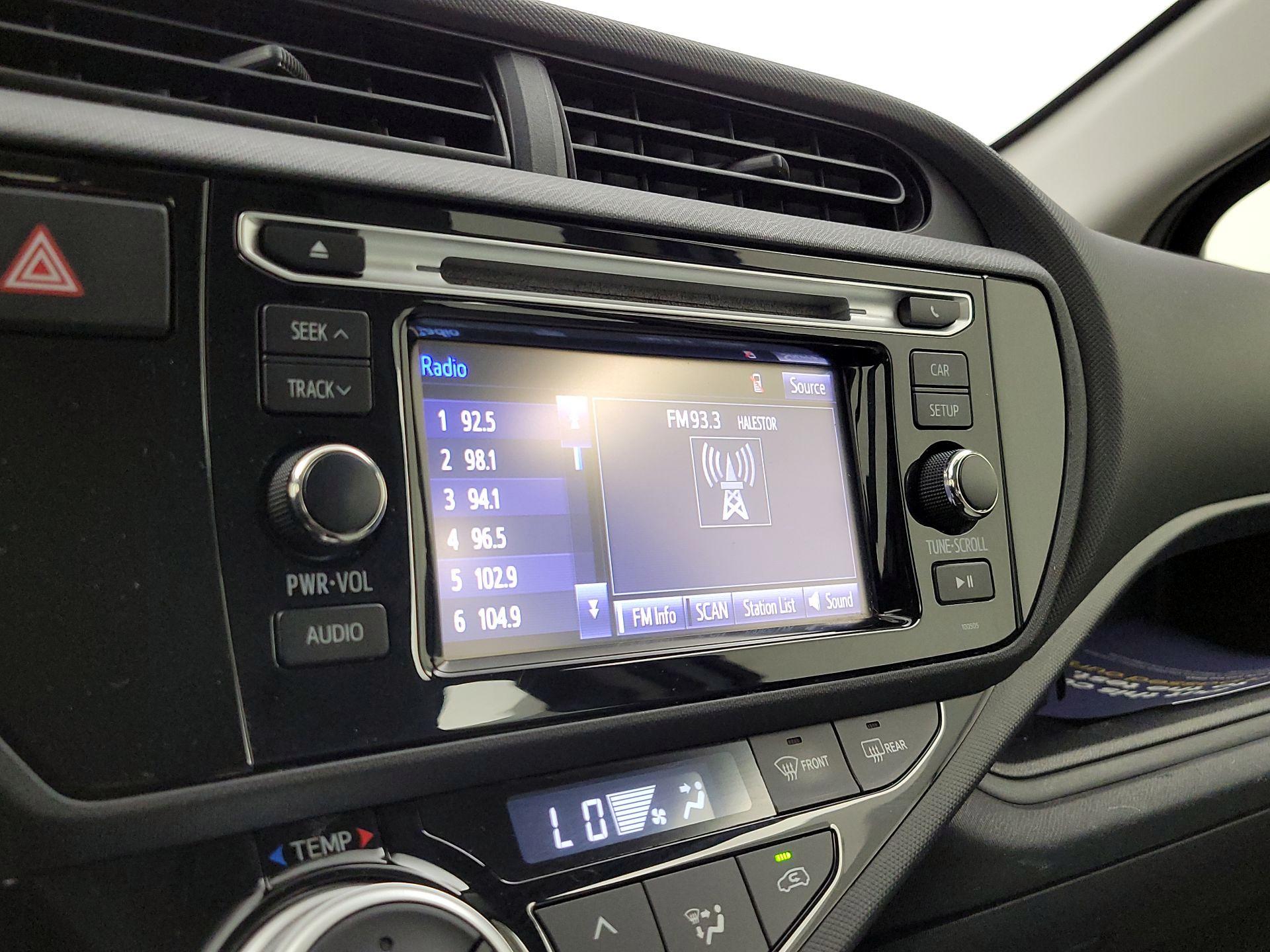Thumbnail: 2015 Toyota Prius c - 14