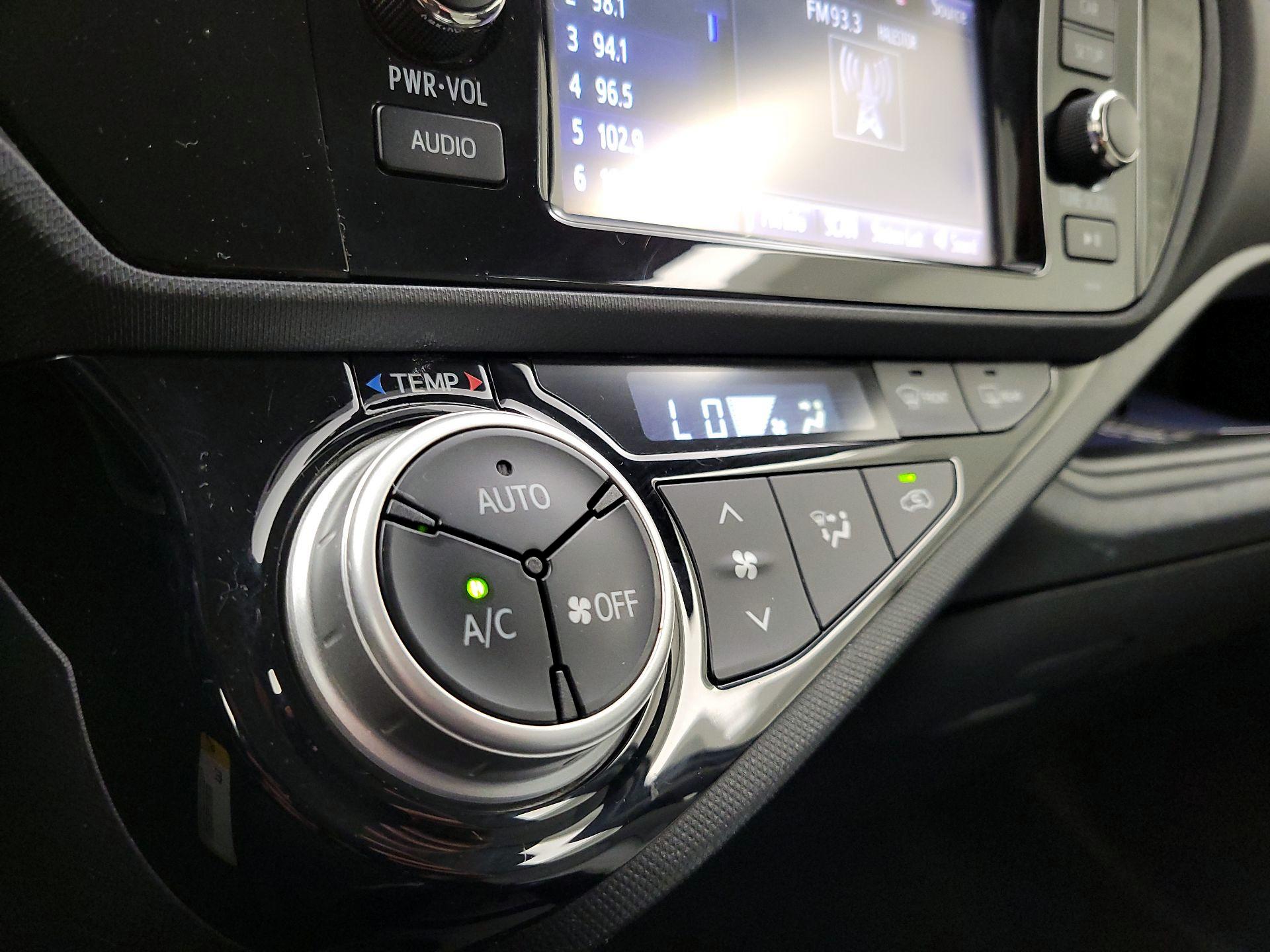 Thumbnail: 2015 Toyota Prius c - 15