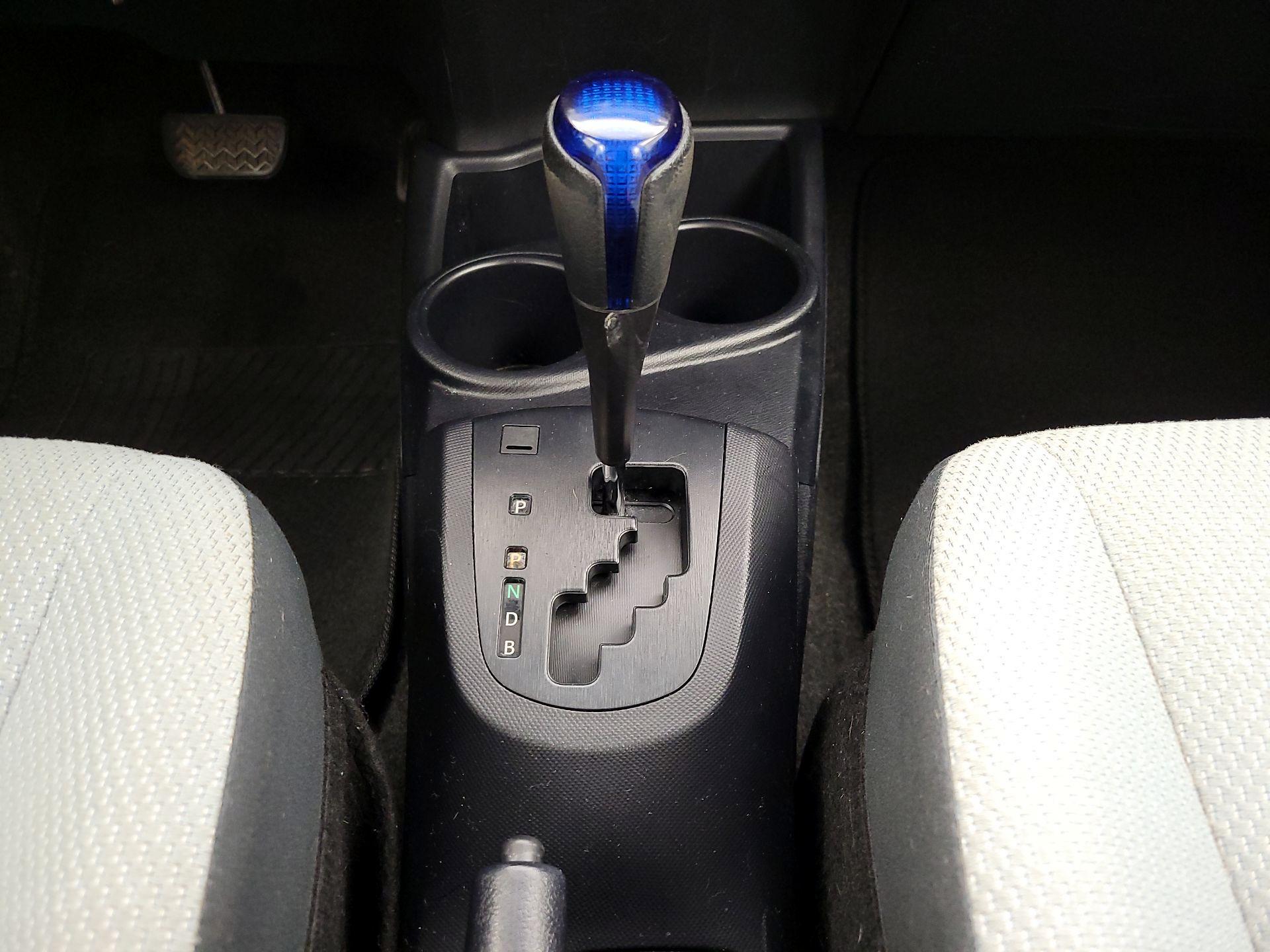 Thumbnail: 2015 Toyota Prius c - 16