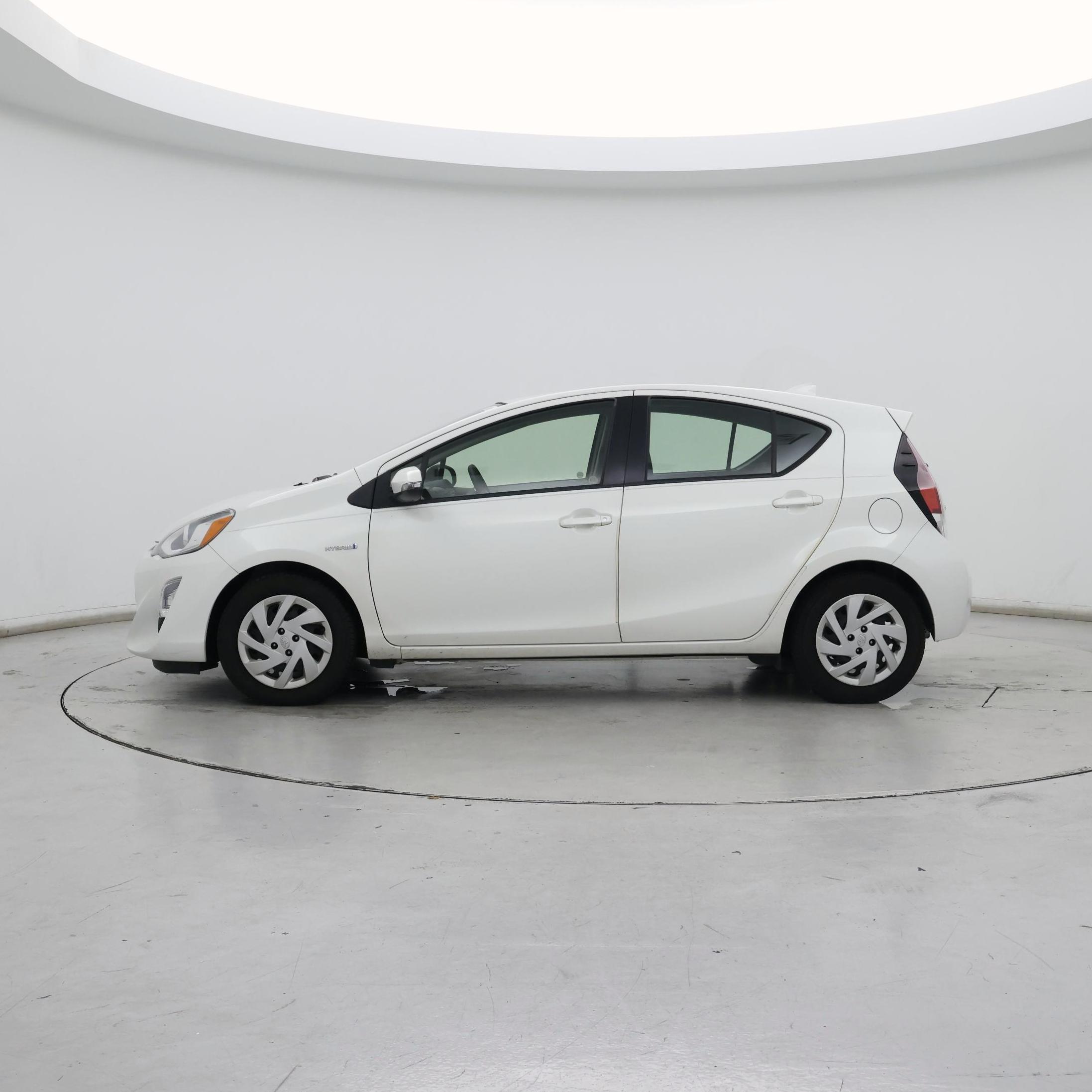 Thumbnail: 2015 Toyota Prius c - 3