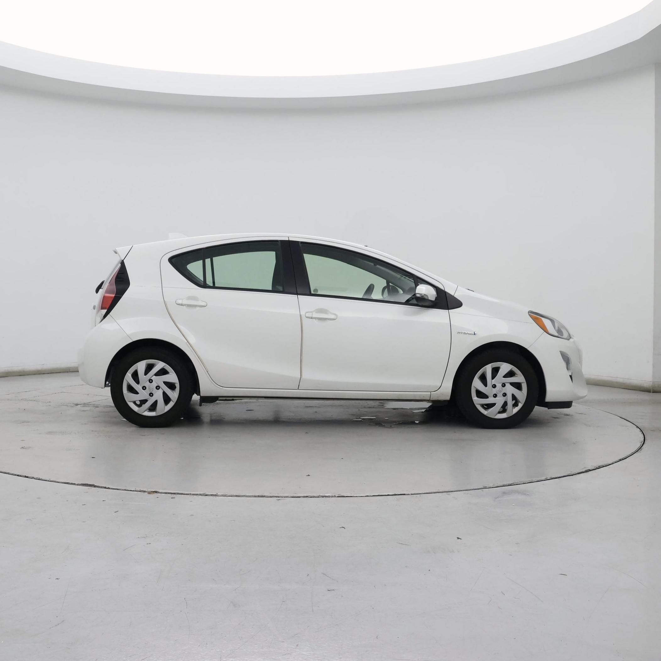 Thumbnail: 2015 Toyota Prius c - 7