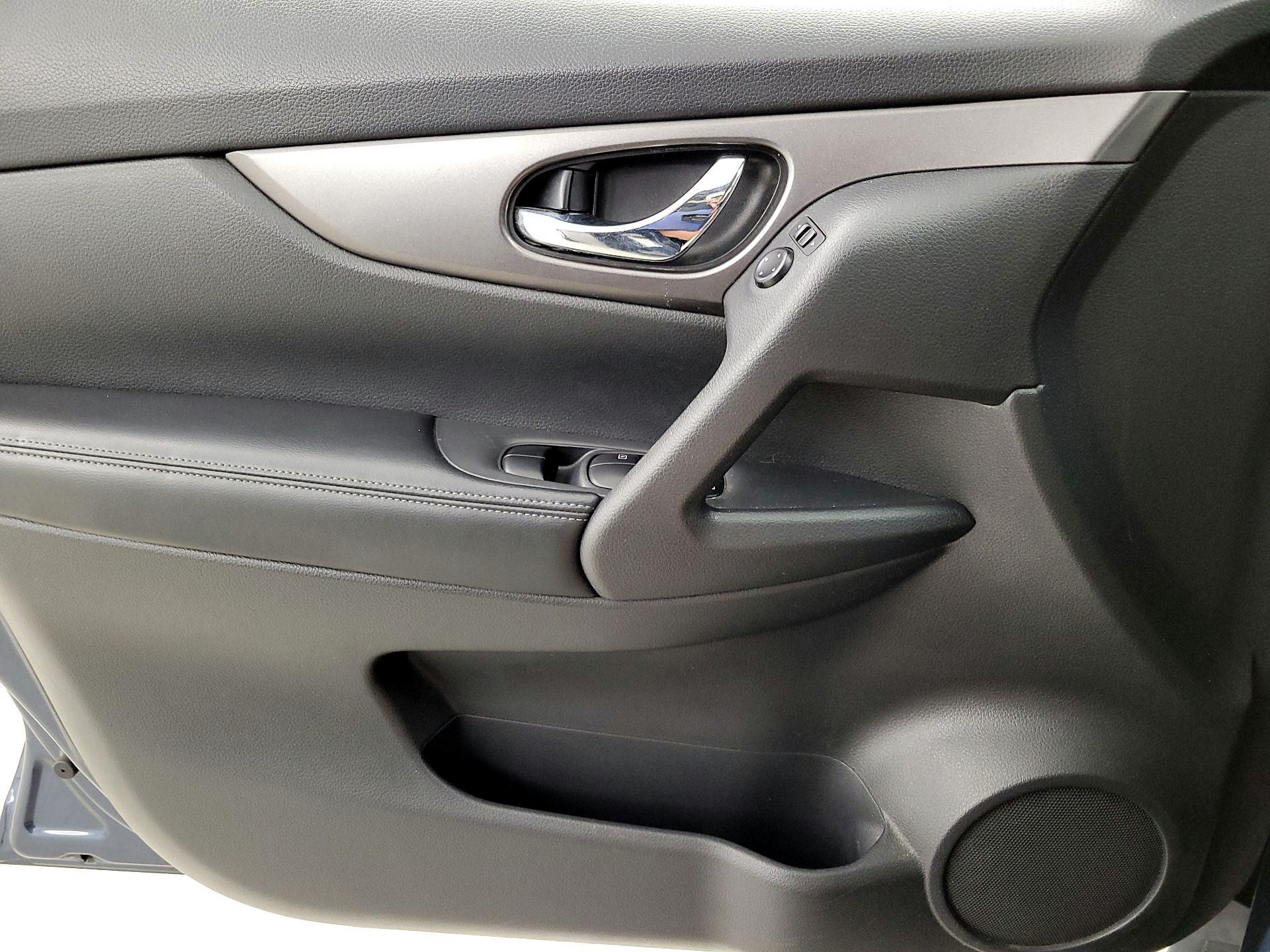 Thumbnail: 2016 Nissan Rogue - 12