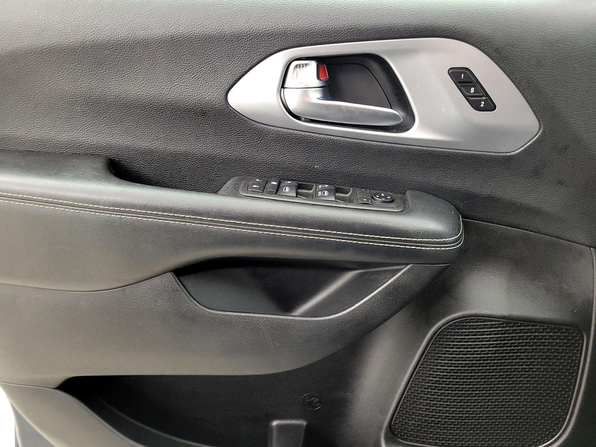 Thumbnail: 2021 Chrysler Pacifica - 12