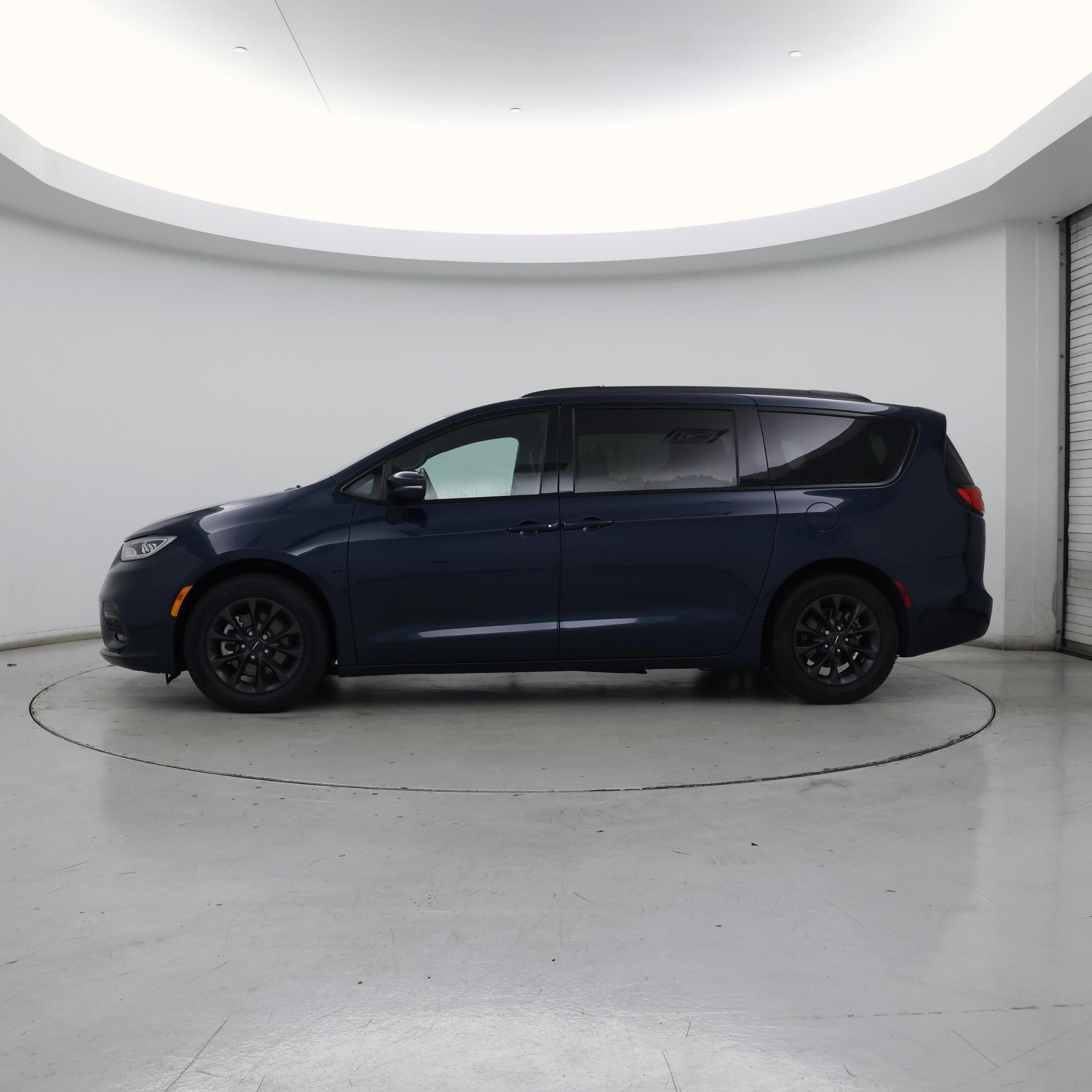 Thumbnail: 2021 Chrysler Pacifica - 3