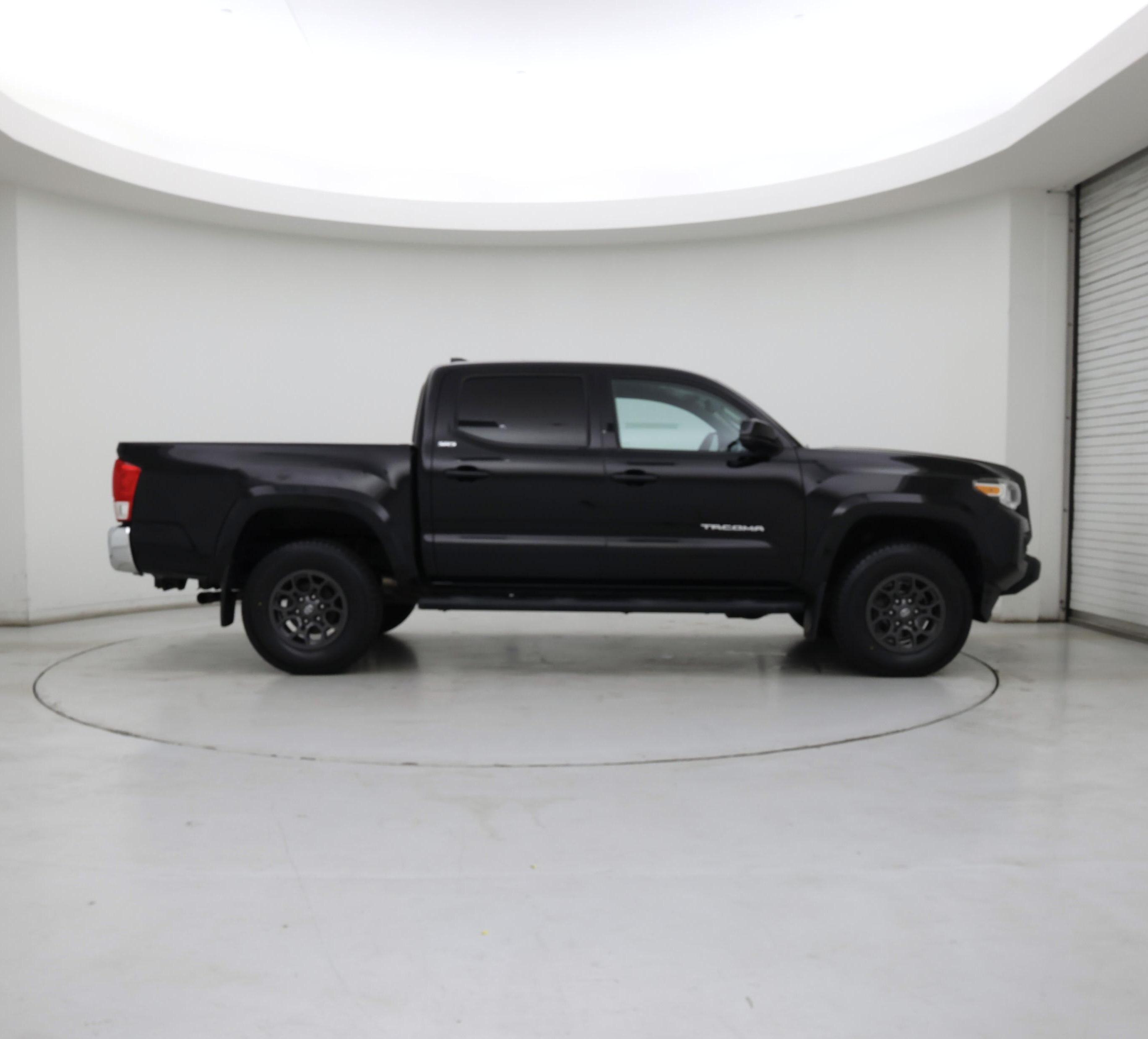 Thumbnail: 2017 Toyota Tacoma - 7
