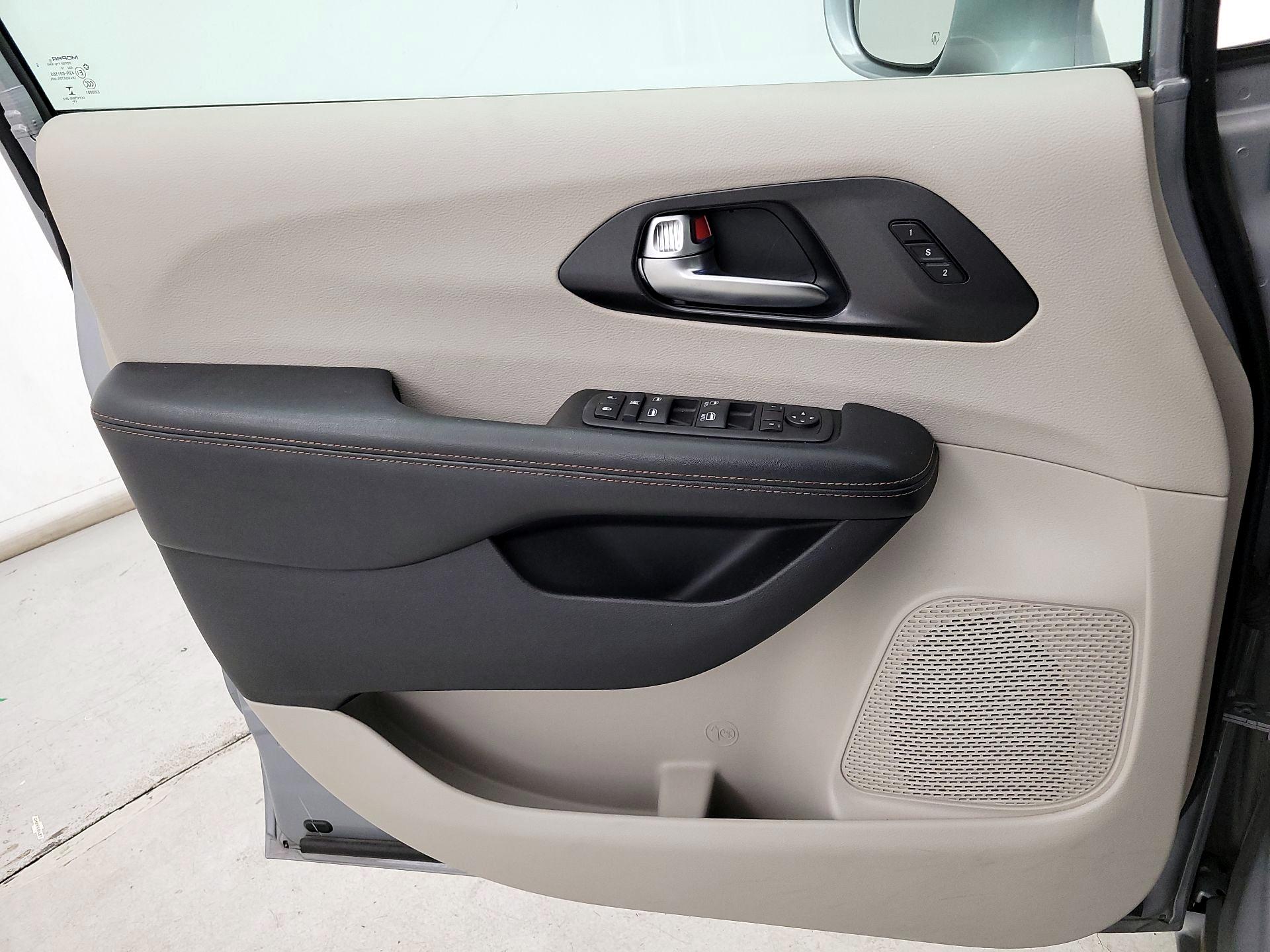 Thumbnail: 2020 Chrysler Pacifica - 12