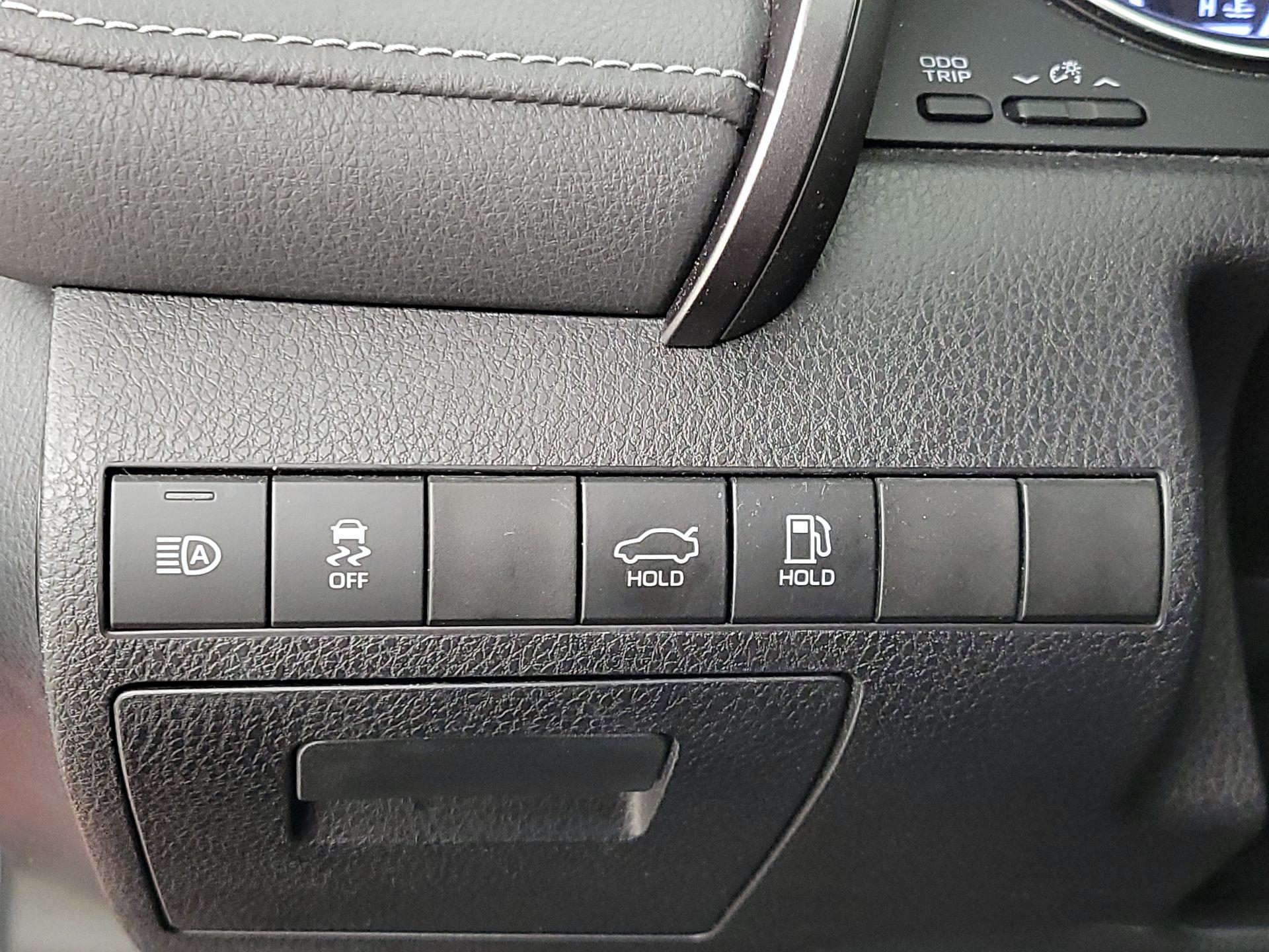 Thumbnail: 2019 Toyota Camry - 13