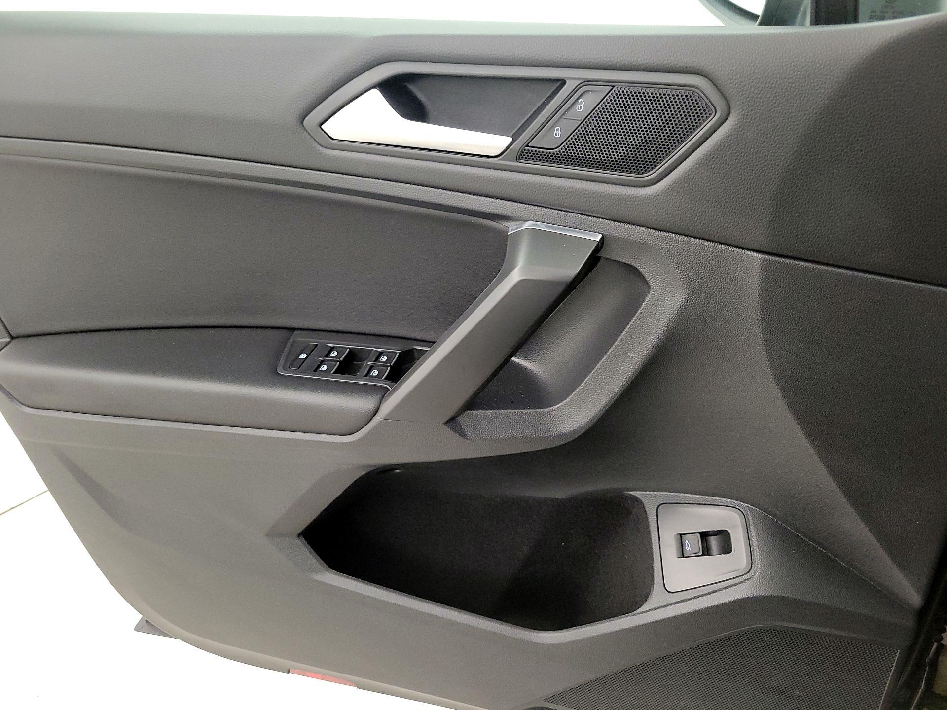 Thumbnail: 2021 Volkswagen Tiguan - 12