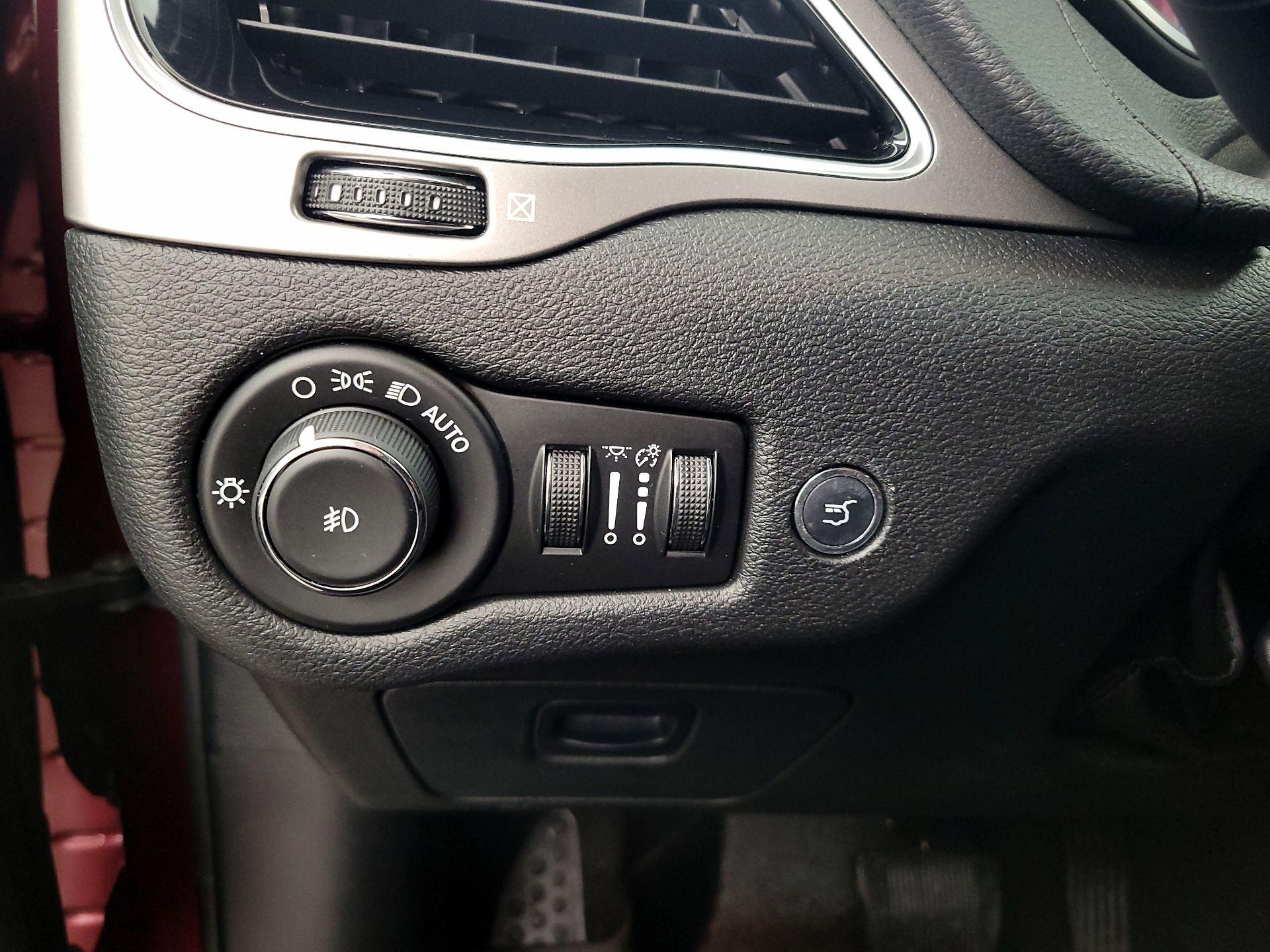 Thumbnail: 2020 Jeep Cherokee - 13