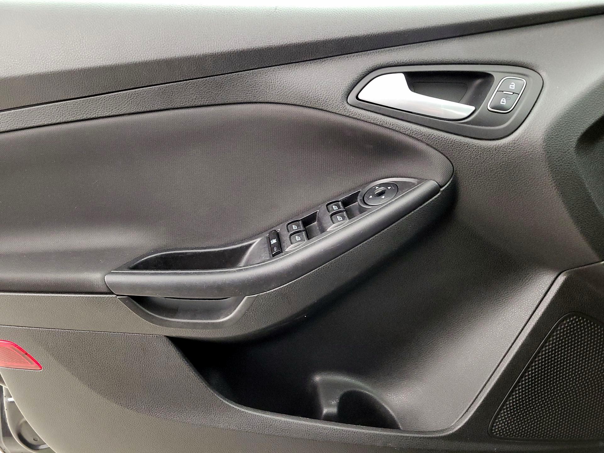 Thumbnail: 2015 Ford Focus - 12