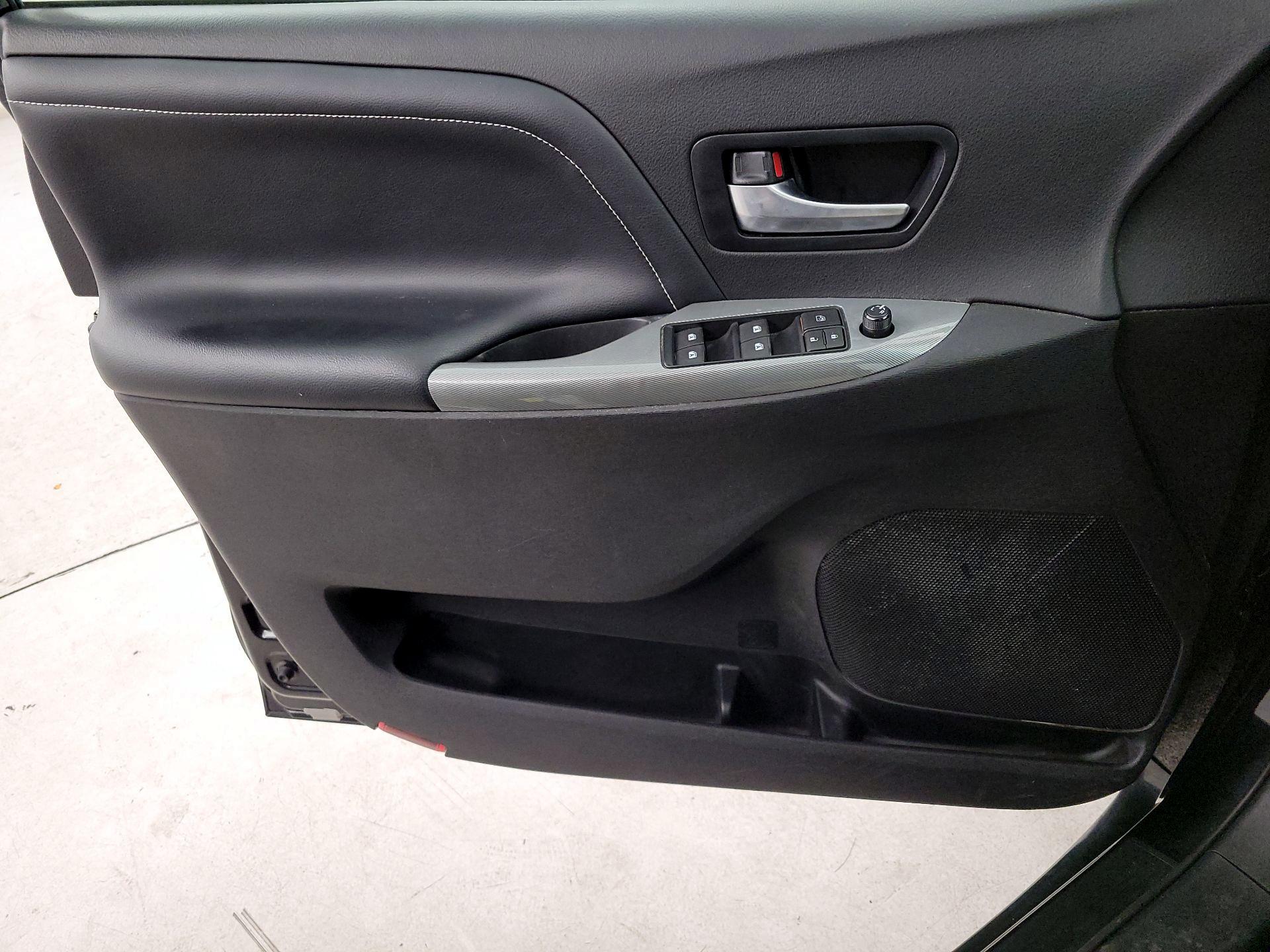 Thumbnail: 2016 Toyota Sienna - 12