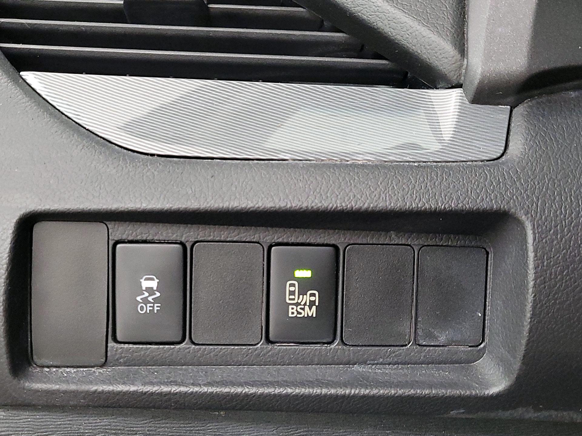 Thumbnail: 2016 Toyota Sienna - 13