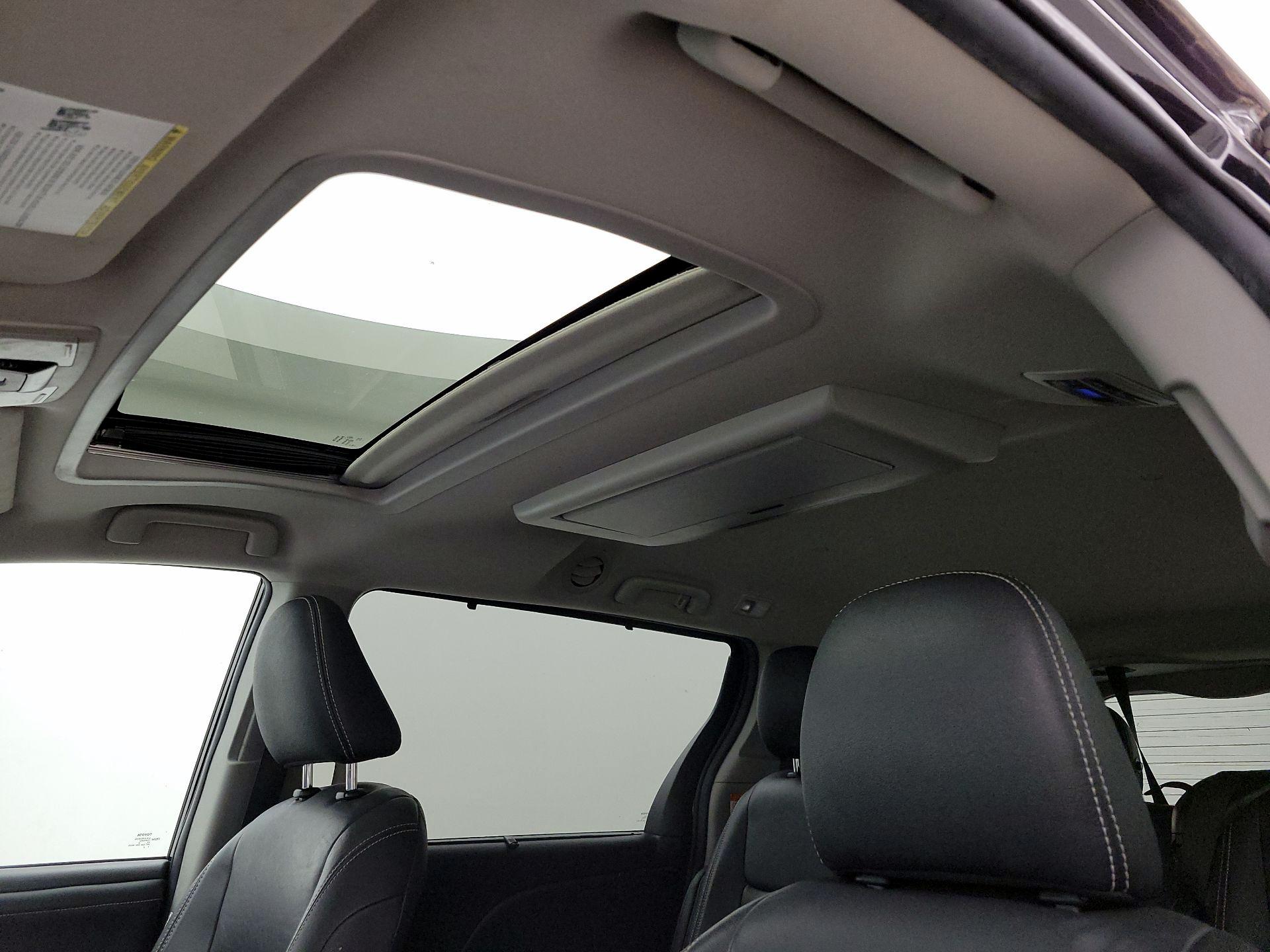 Thumbnail: 2016 Toyota Sienna - 19