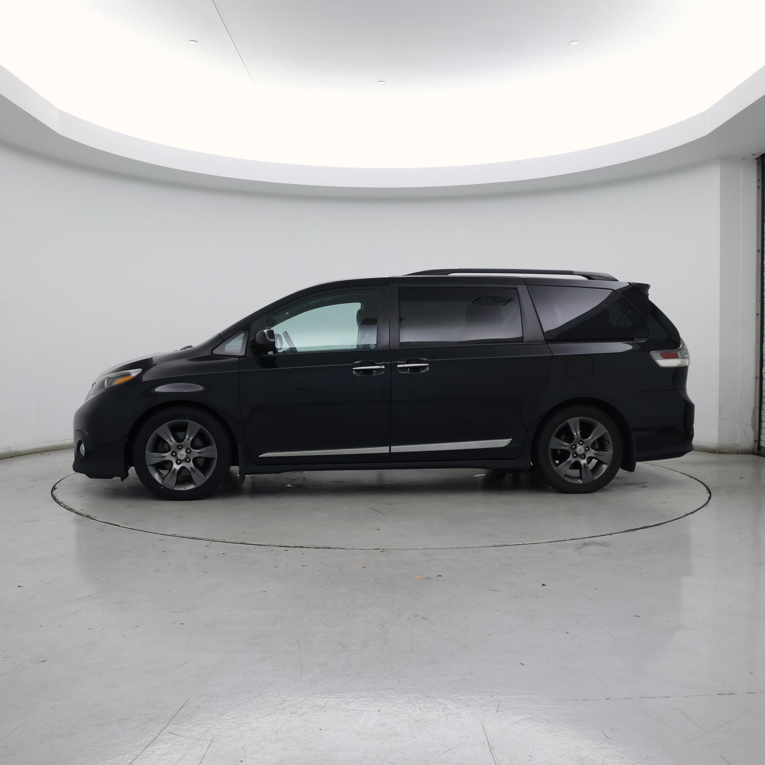 Thumbnail: 2016 Toyota Sienna - 3