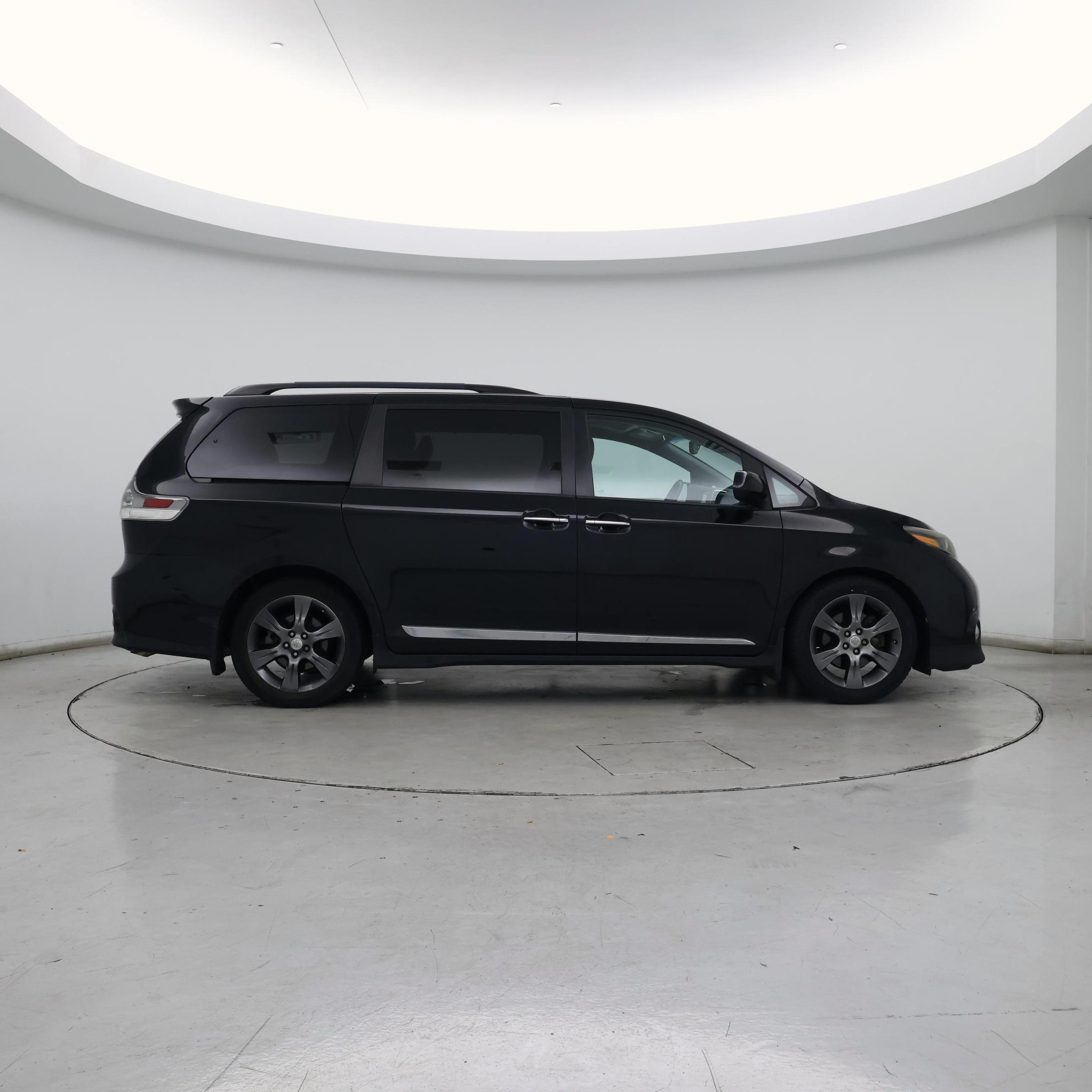Thumbnail: 2016 Toyota Sienna - 7