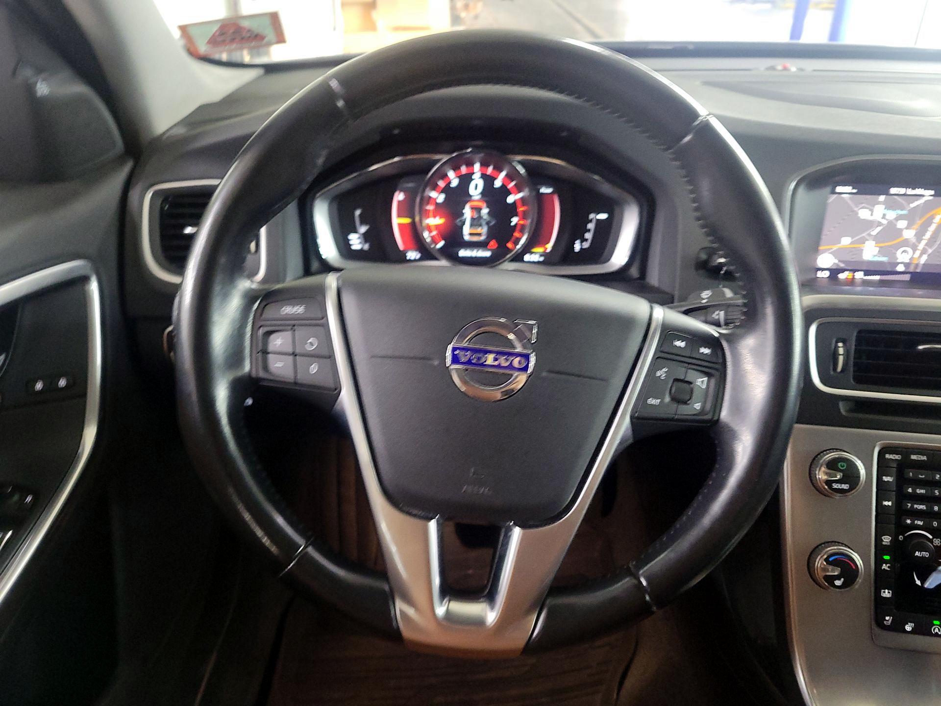 Thumbnail: 2018 Volvo S60 - 10