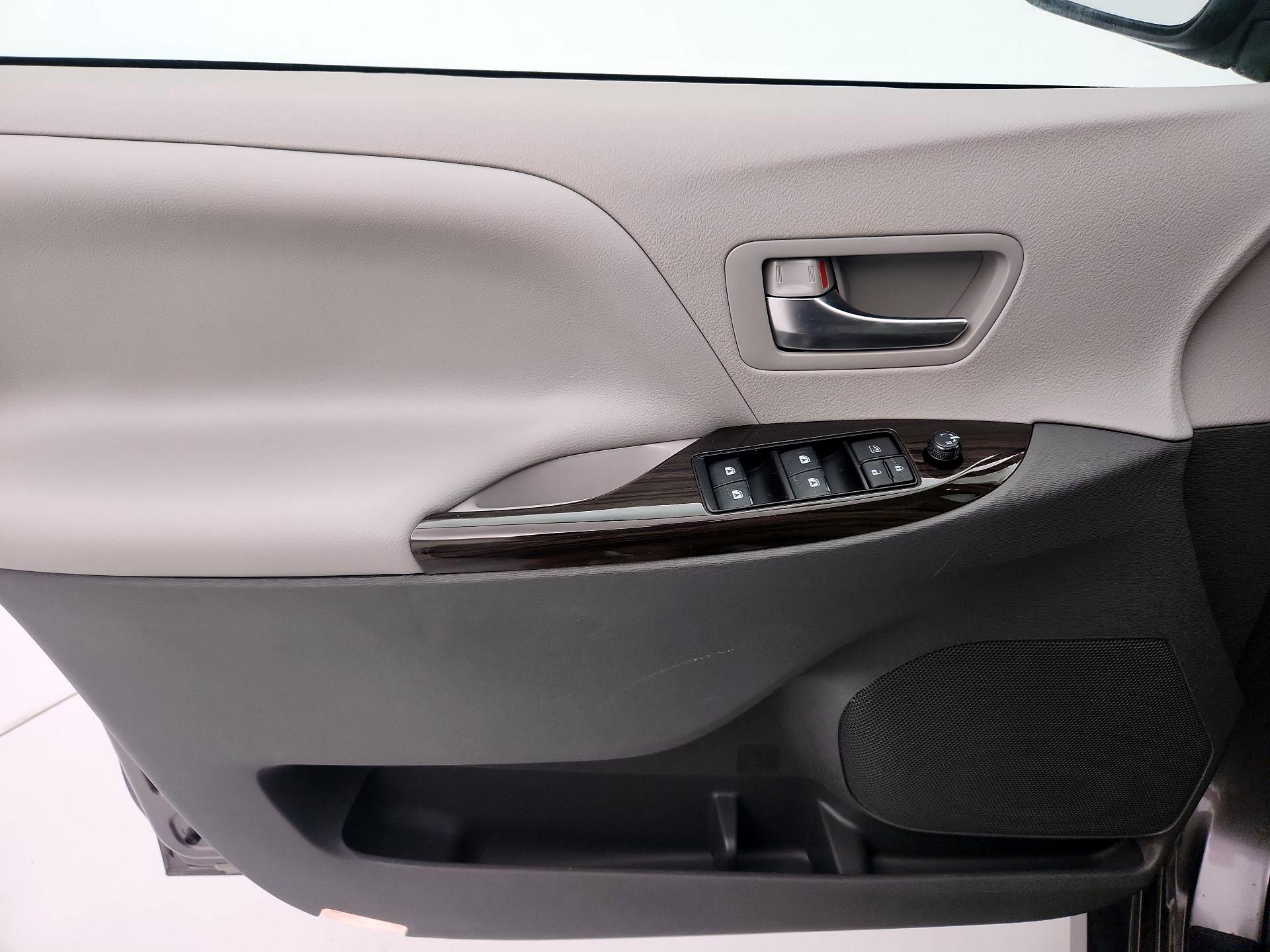 Thumbnail: 2019 Toyota Sienna - 12