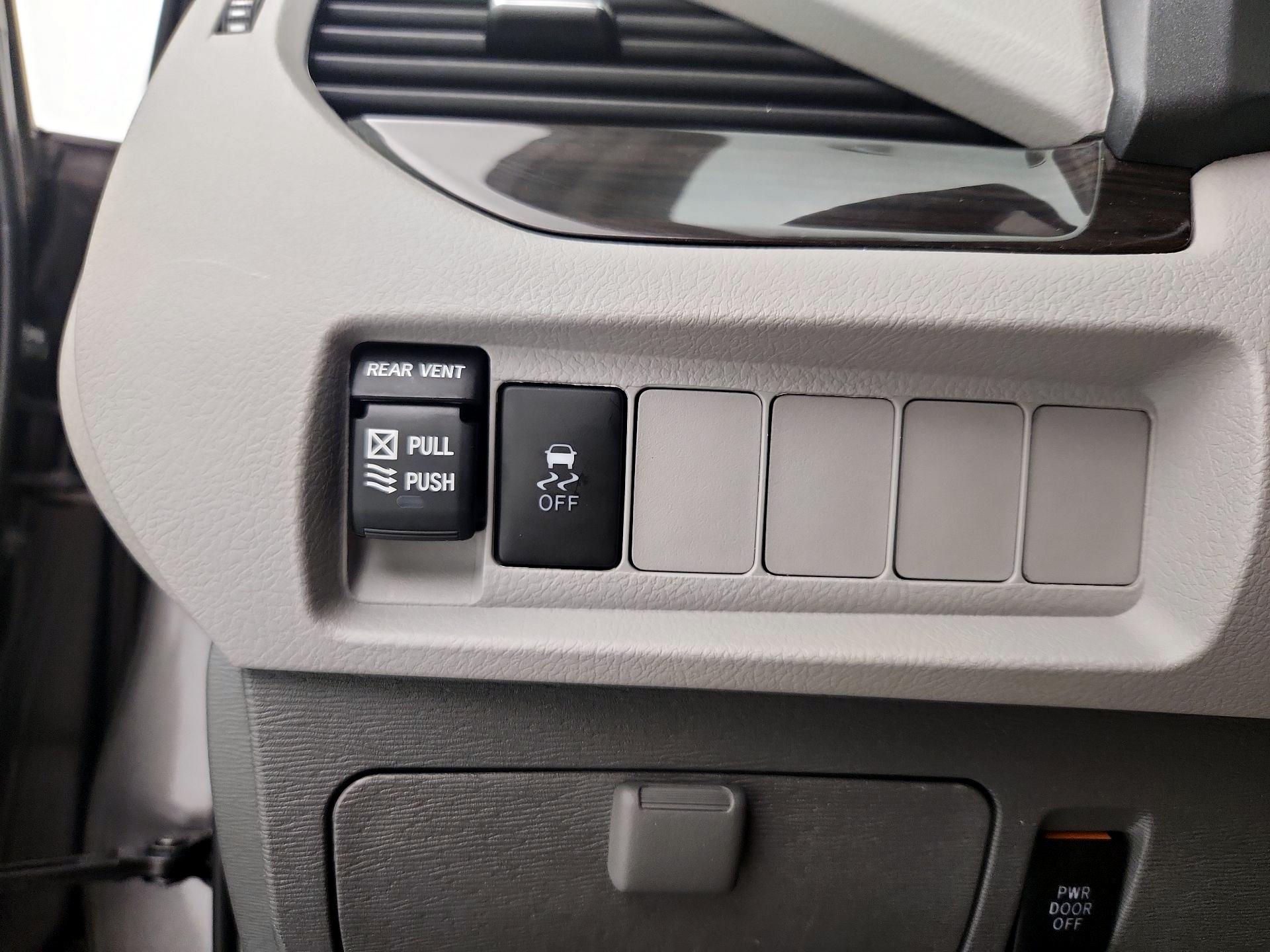 Thumbnail: 2019 Toyota Sienna - 13