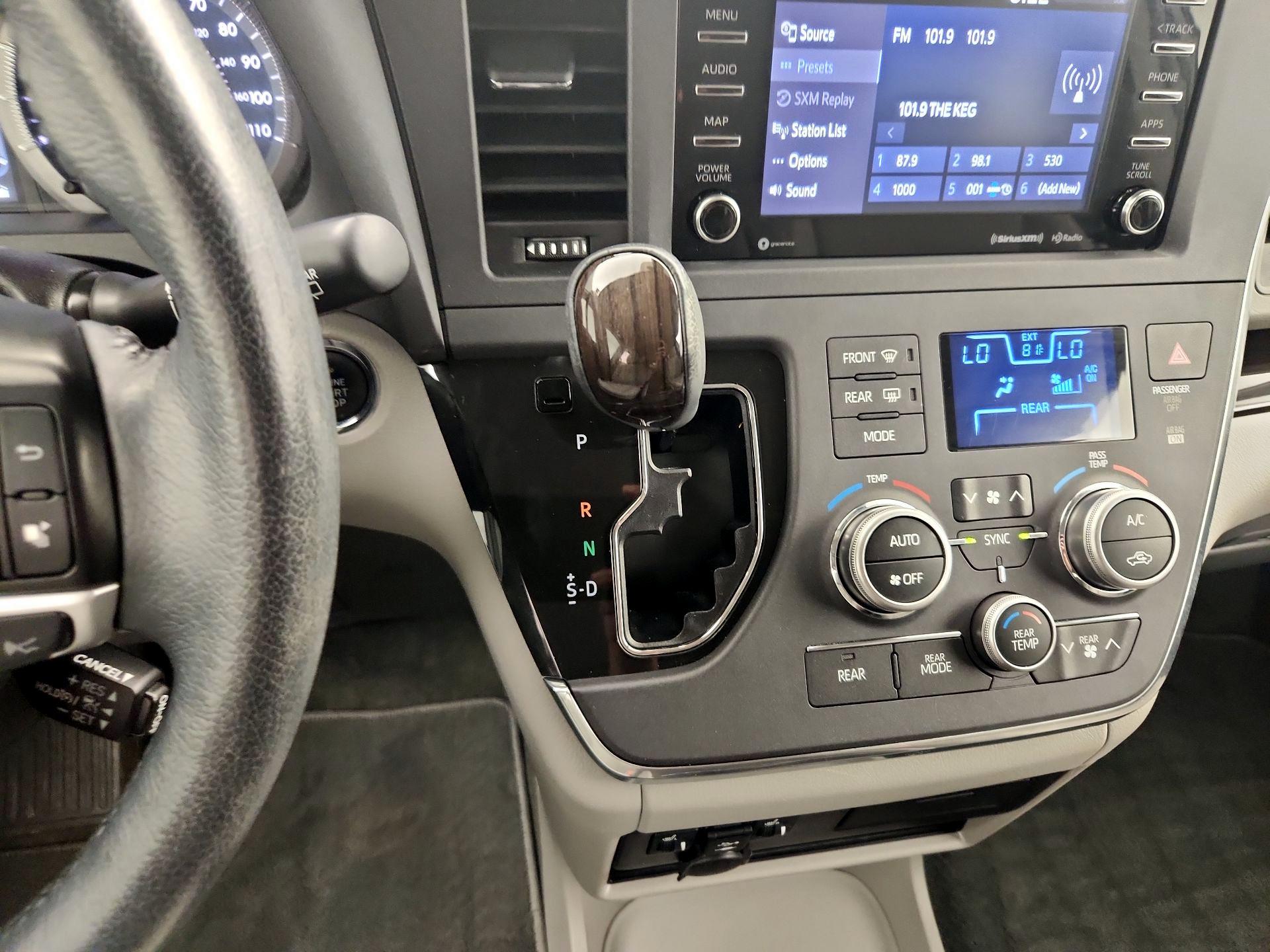 Thumbnail: 2019 Toyota Sienna - 17