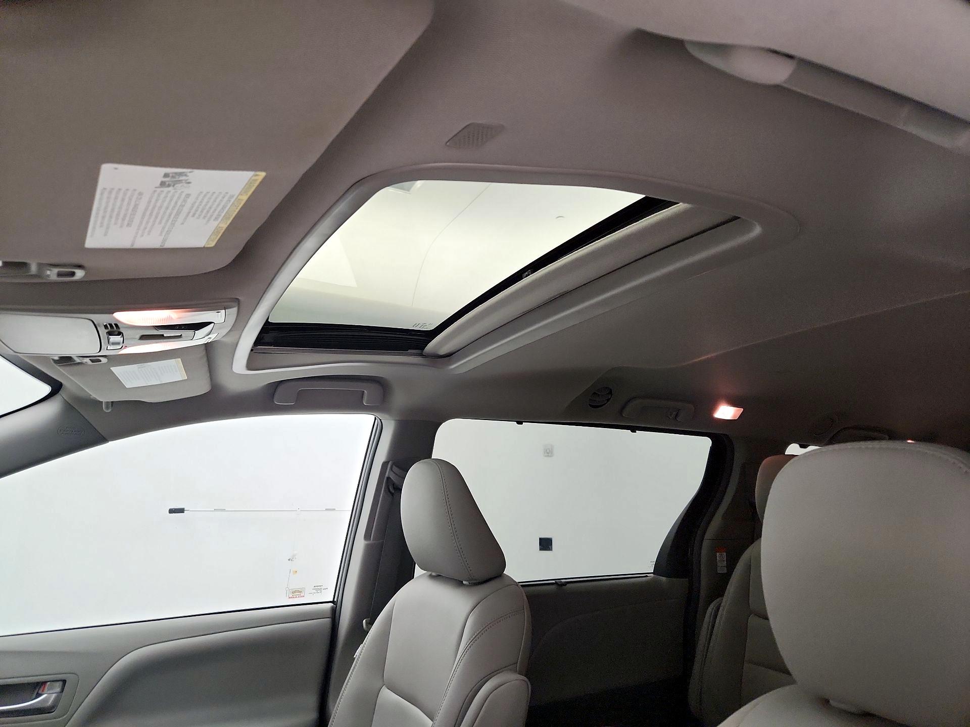 Thumbnail: 2019 Toyota Sienna - 19