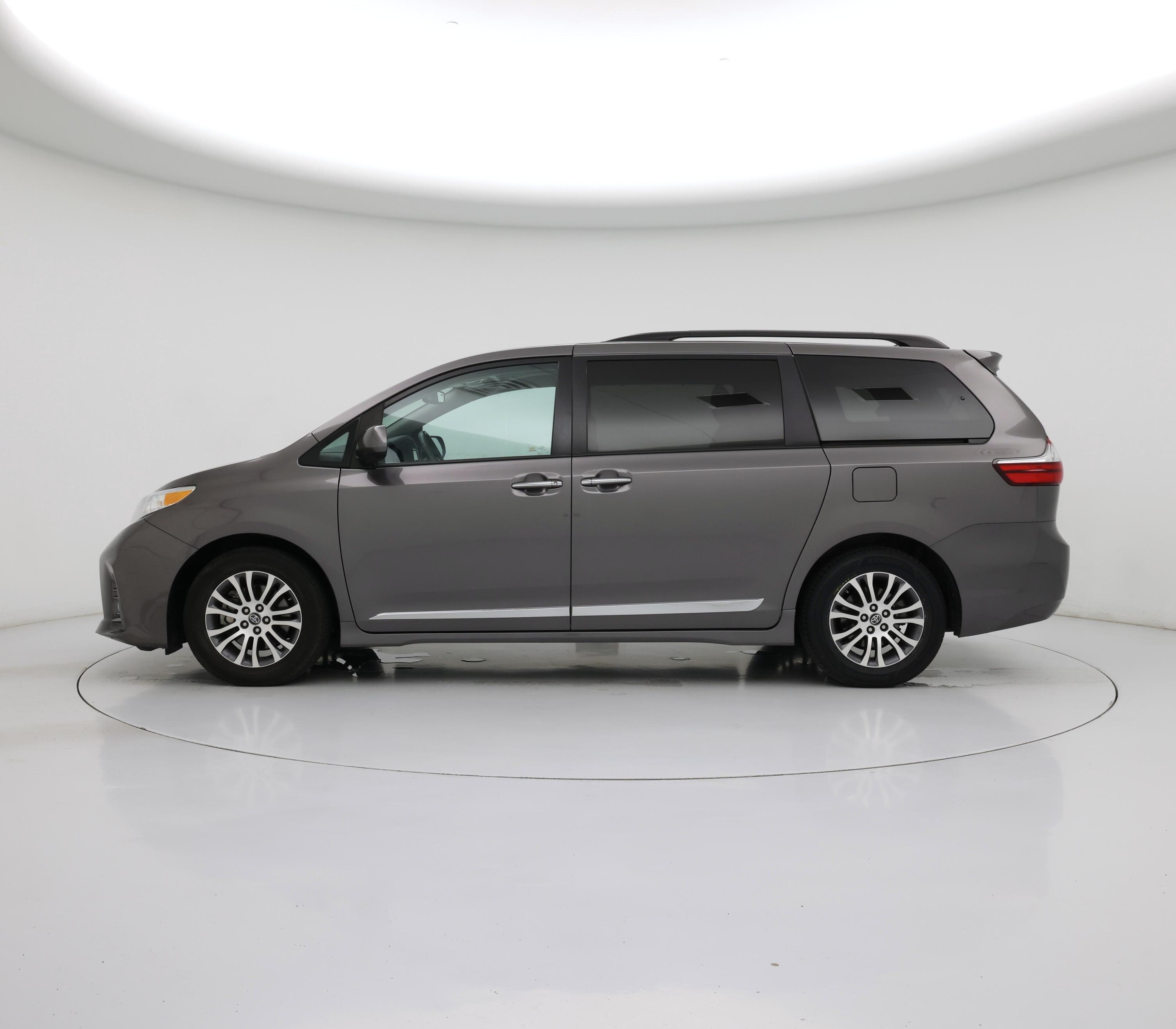 Thumbnail: 2019 Toyota Sienna - 3