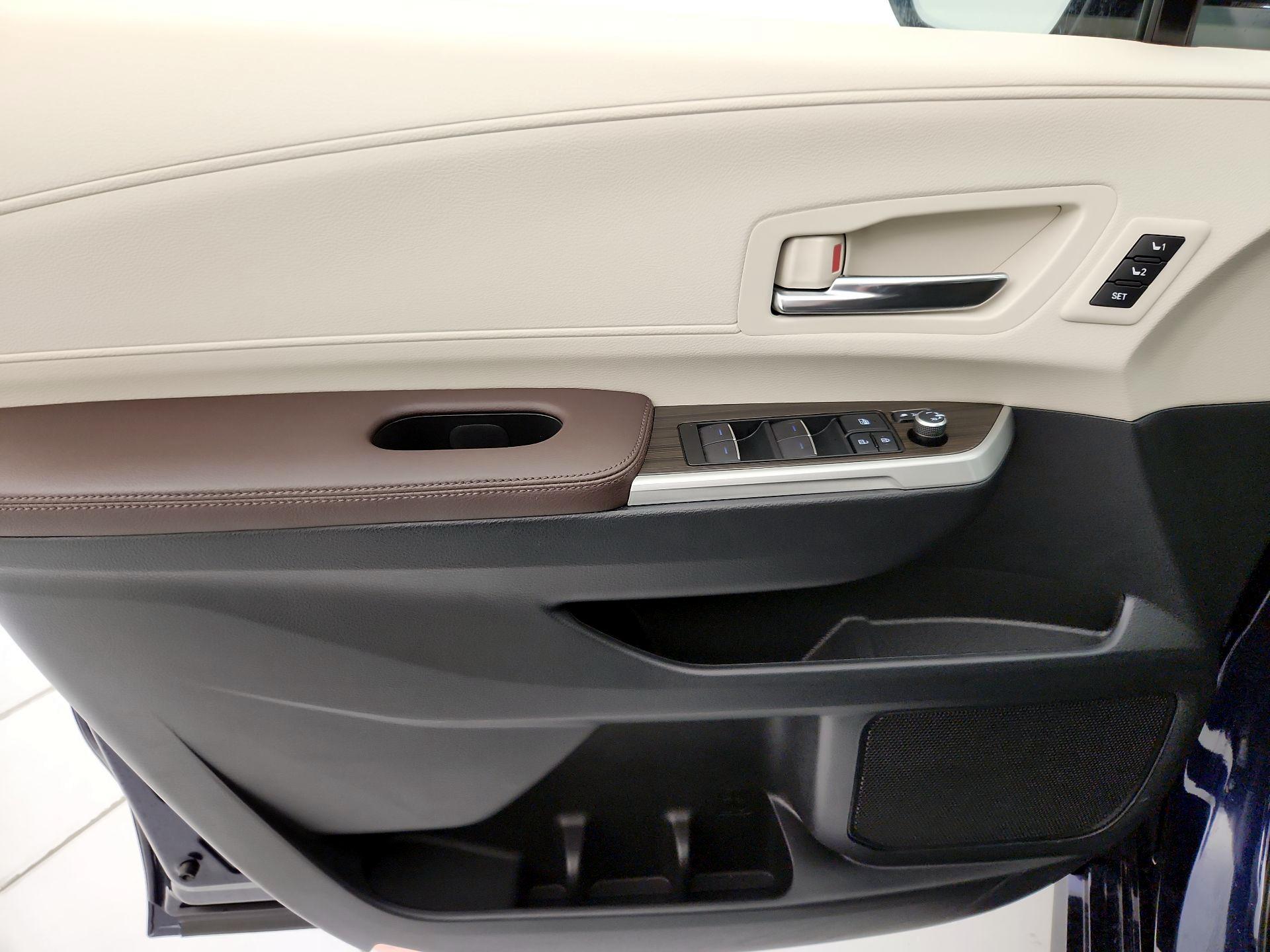 Thumbnail: 2021 Toyota Sienna - 12