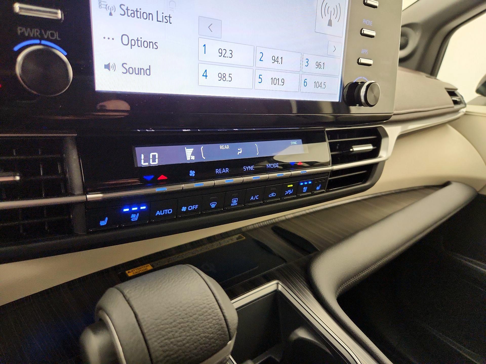 Thumbnail: 2021 Toyota Sienna - 17