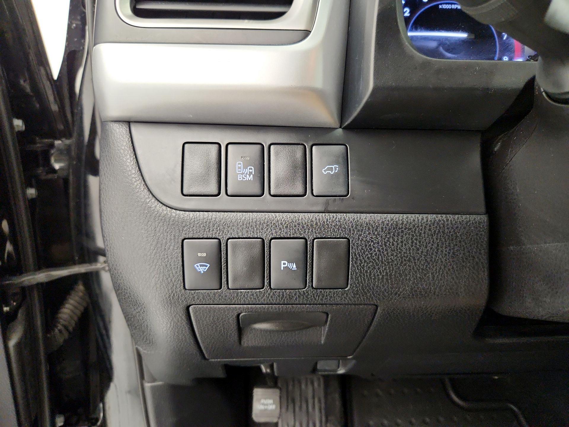 Thumbnail: 2015 Toyota Highlander - 13