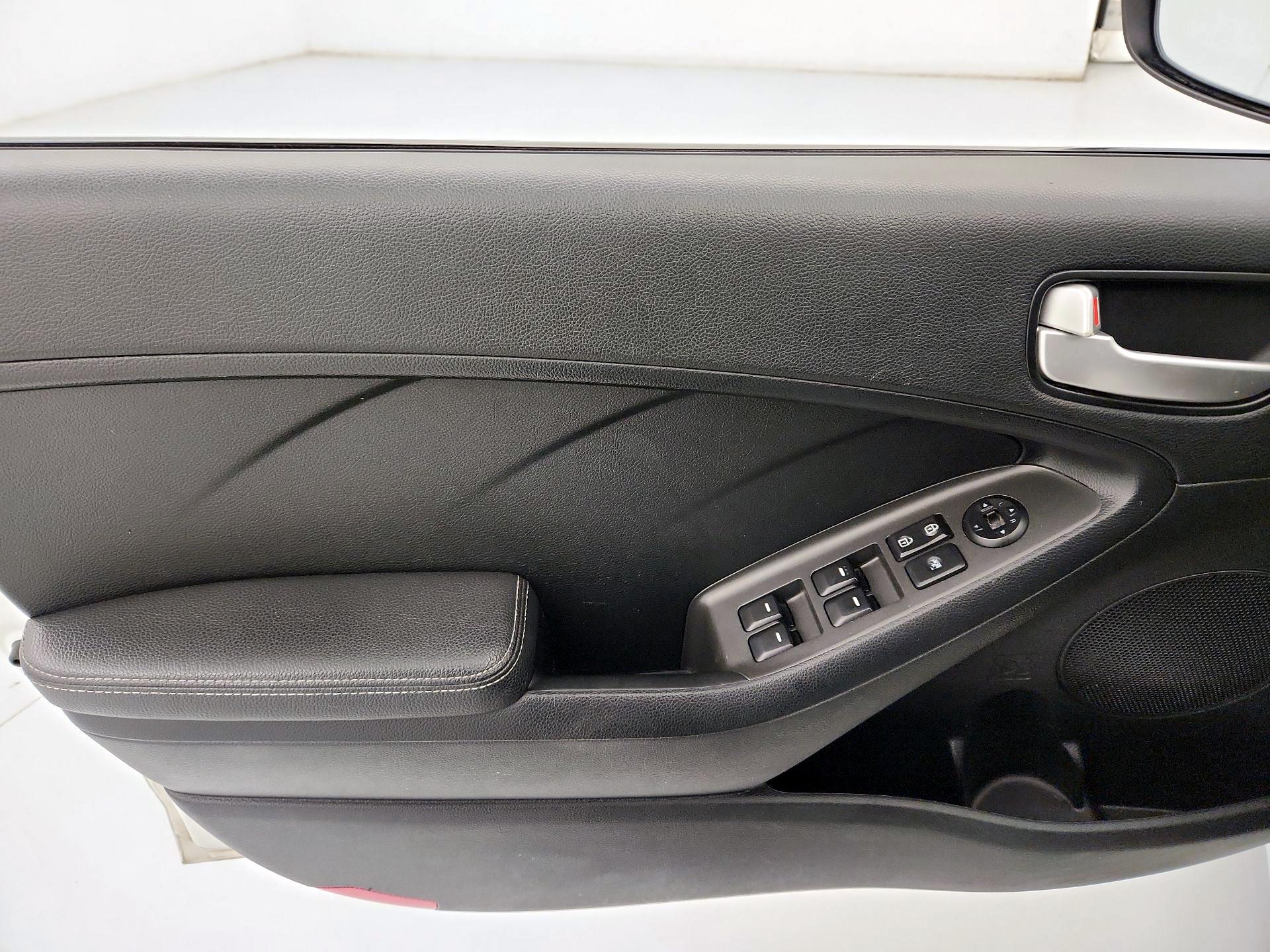Thumbnail: 2017 Kia Forte - 12