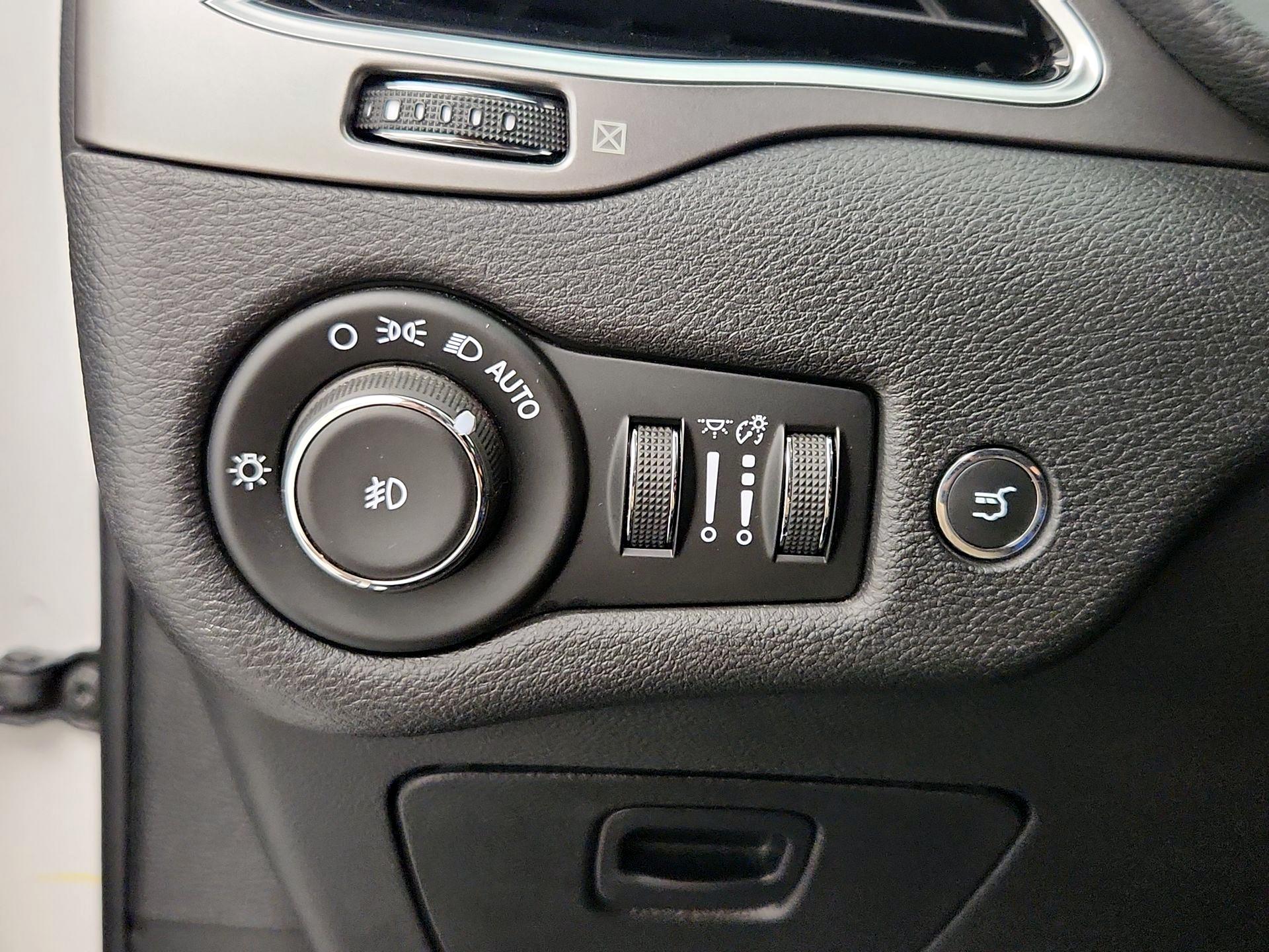 Thumbnail: 2019 Jeep Cherokee - 13