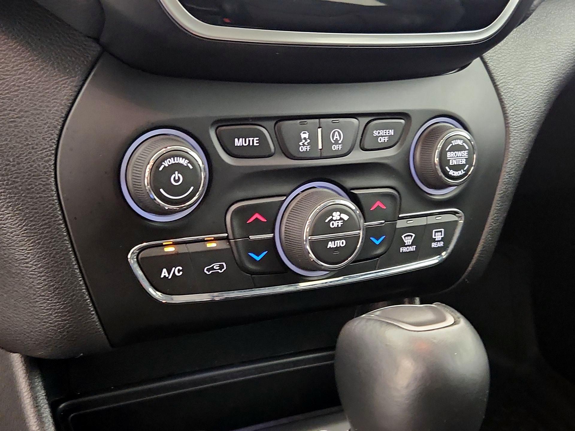 Thumbnail: 2019 Jeep Cherokee - 16
