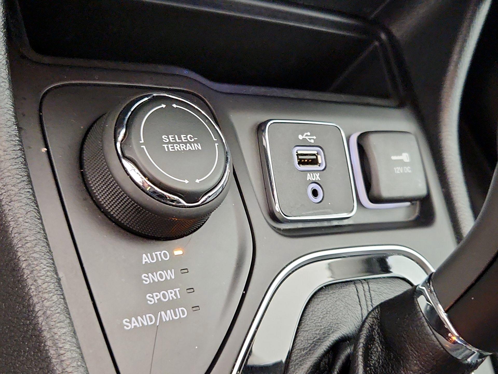 Thumbnail: 2019 Jeep Cherokee - 18