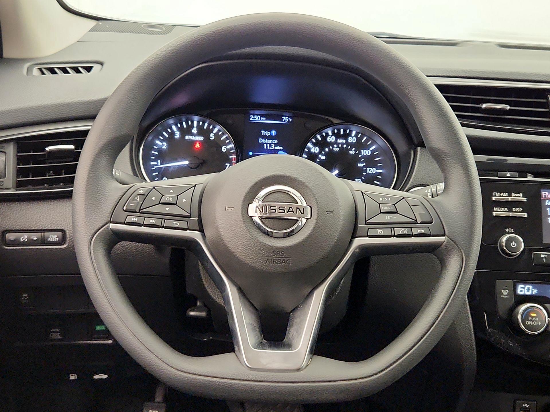 Thumbnail: 2017 Nissan Rogue Sport - 10