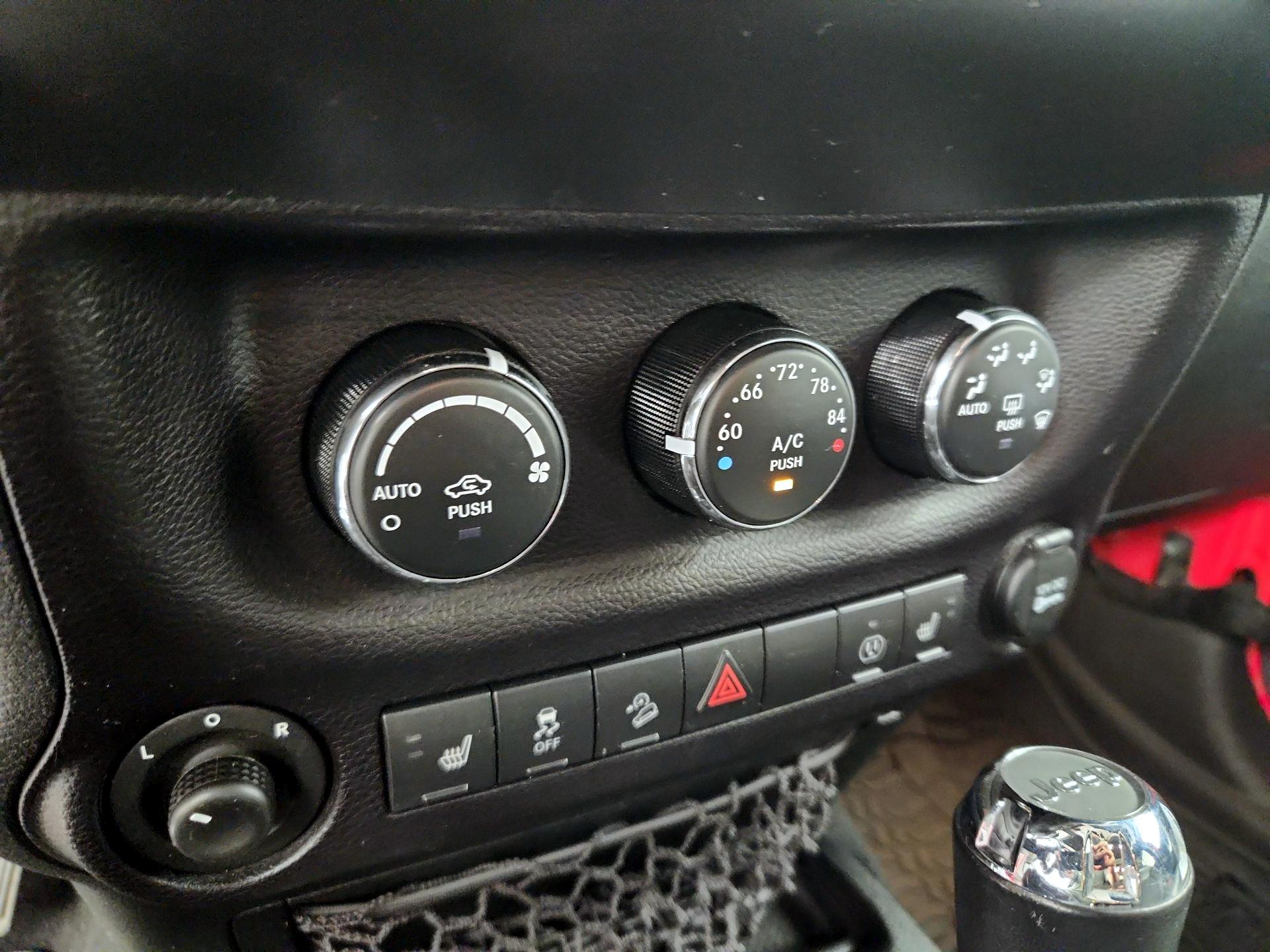Thumbnail: 2015 Jeep Wrangler - 15