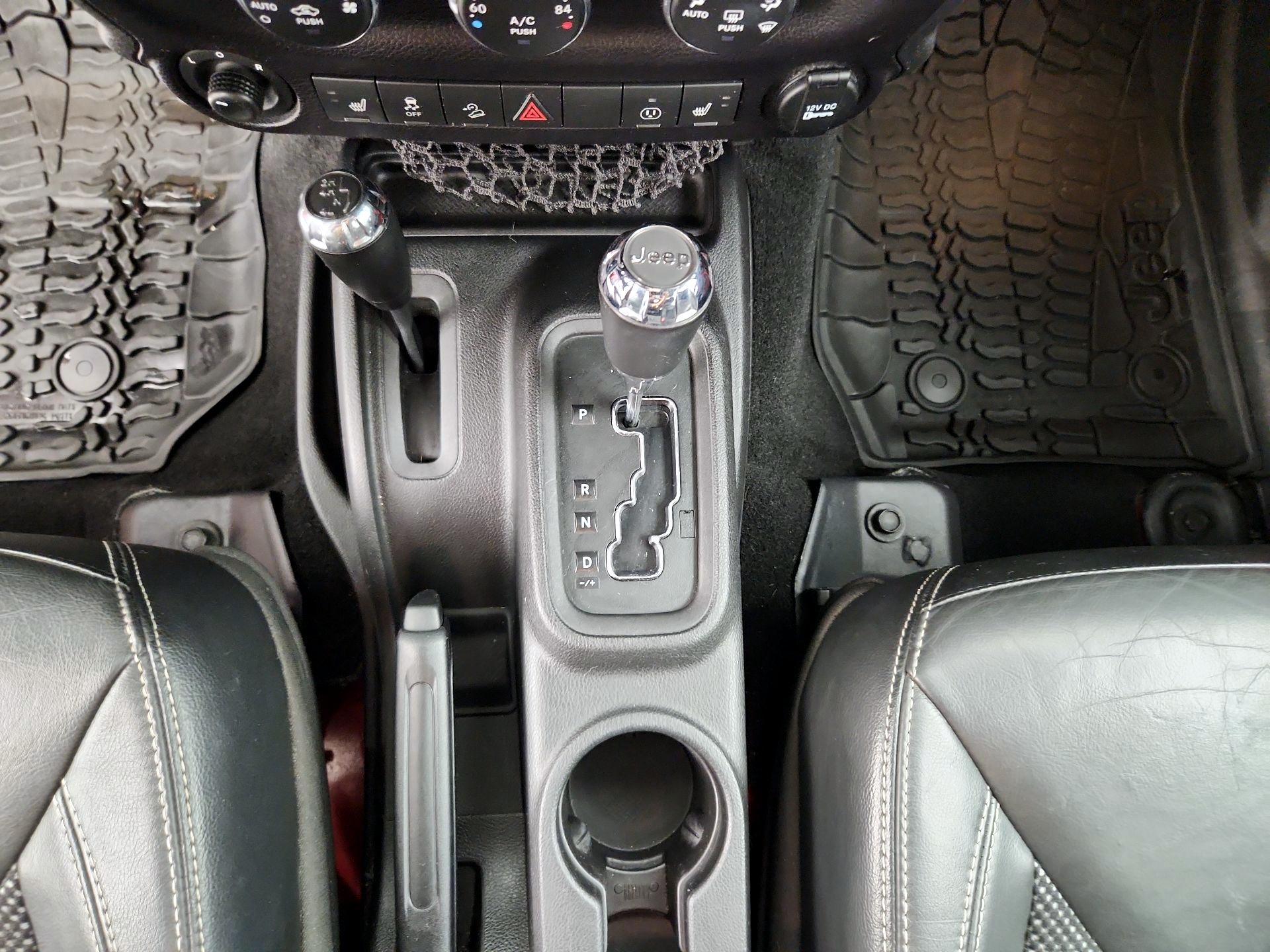 Thumbnail: 2015 Jeep Wrangler - 16